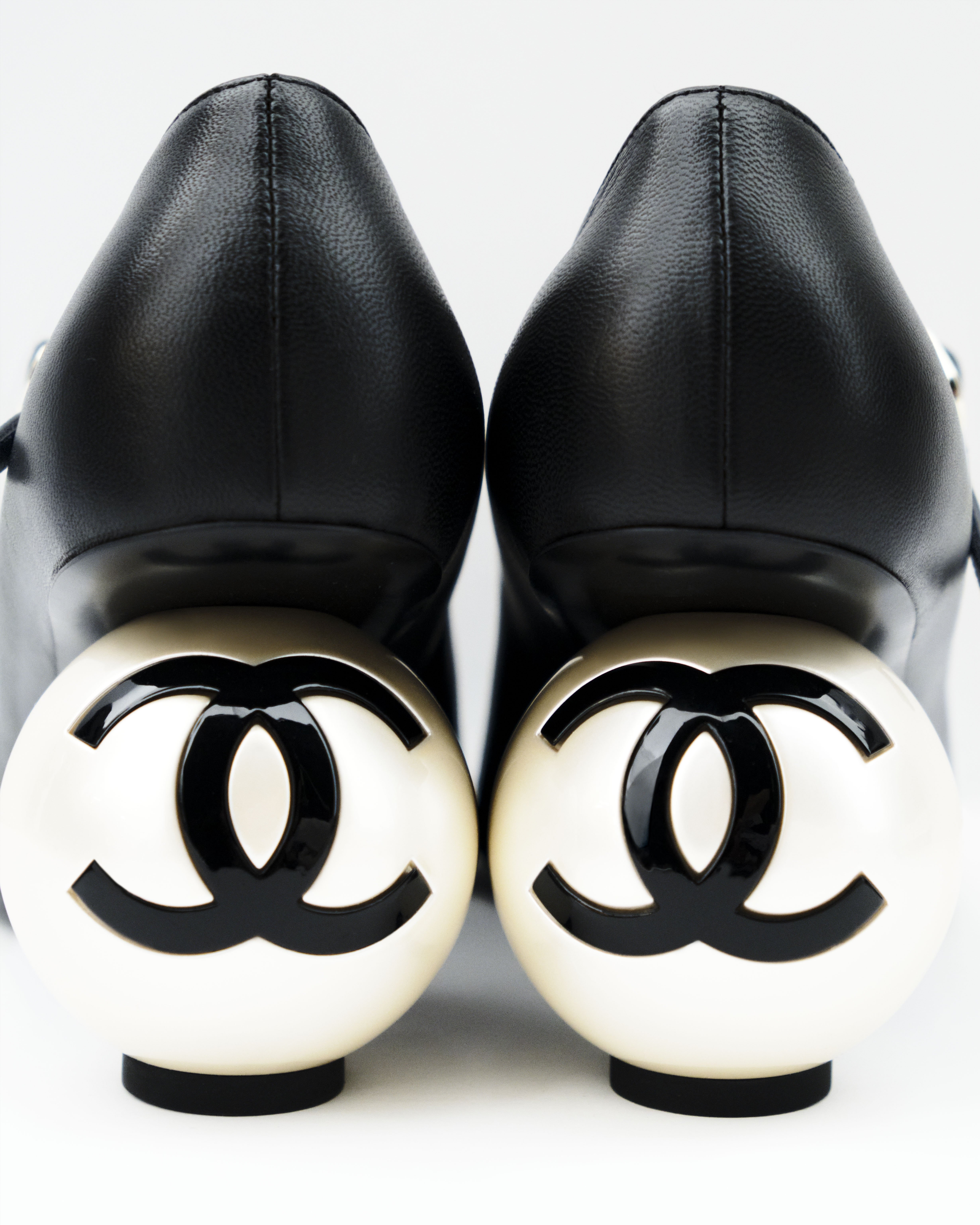 진주 포인트가 이렇게 매력적이라고? 💖
이번 시즌 필수템은 왕진주✨👀 샤넬 25FW에서 확인해 보자

샤넬이 2025/26 FW 레디 투 웨어 컬렉션을 공개하며 주목받고 있습니다. 모델 룰루 테니(Lulu Tenney)와 사진가 안토니 세클라우이(Anthony Seklaoui)가 함께한 이번 컬렉션은 브랜드 특유의 세련된 무드를 감각적으로 담아냈죠.

리본, 진주, 트위드, 투톤 등 아이코닉 요소를 크기와 비율 변화를 통해 신선하게 풀어냈고, 실루엣은 다양한 레이어링이 돋보였죠. 망사 원단의 튤 블라우스와 스커트는 아이보리 수트 위에, 벨벳 셋업은 데님처럼 보이도록 연출해 시각적 재미를 더했습니다.

맥시멀한 주얼리는 클래식한 매력을 더하고, 룩에 화려한 포인트를 주었습니다. 이번 컬렉션은 샤넬의 우아함과 현대적인 감각이 조화를 이루며 새로운 무드를 불어넣었습니다. 이미지2