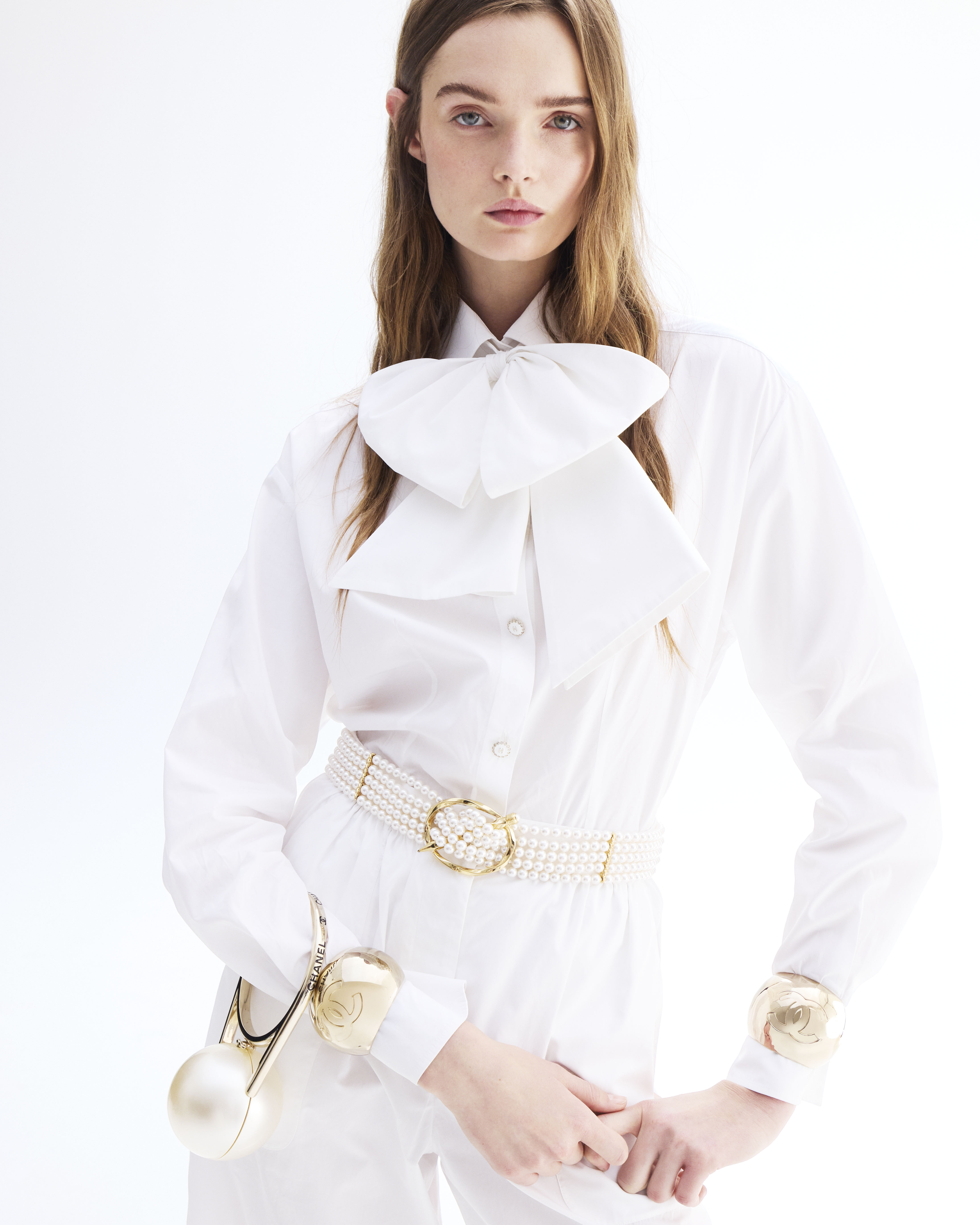 진주 포인트가 이렇게 매력적이라고? 💖
이번 시즌 필수템은 왕진주✨👀 샤넬 25FW에서 확인해 보자

샤넬이 2025/26 FW 레디 투 웨어 컬렉션을 공개하며 주목받고 있습니다. 모델 룰루 테니(Lulu Tenney)와 사진가 안토니 세클라우이(Anthony Seklaoui)가 함께한 이번 컬렉션은 브랜드 특유의 세련된 무드를 감각적으로 담아냈죠.

리본, 진주, 트위드, 투톤 등 아이코닉 요소를 크기와 비율 변화를 통해 신선하게 풀어냈고, 실루엣은 다양한 레이어링이 돋보였죠. 망사 원단의 튤 블라우스와 스커트는 아이보리 수트 위에, 벨벳 셋업은 데님처럼 보이도록 연출해 시각적 재미를 더했습니다.

맥시멀한 주얼리는 클래식한 매력을 더하고, 룩에 화려한 포인트를 주었습니다. 이번 컬렉션은 샤넬의 우아함과 현대적인 감각이 조화를 이루며 새로운 무드를 불어넣었습니다. 이미지8