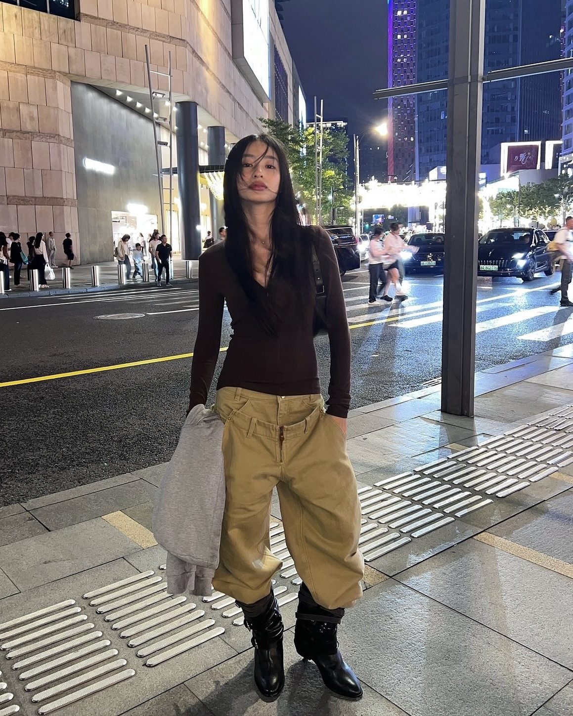 느좋녀들은 다 긴팔 무지티 입더라🤎
심플한 매력으로 계절 상관없이 활용 가능한 데일리 아이템🍂✨ 이미지3