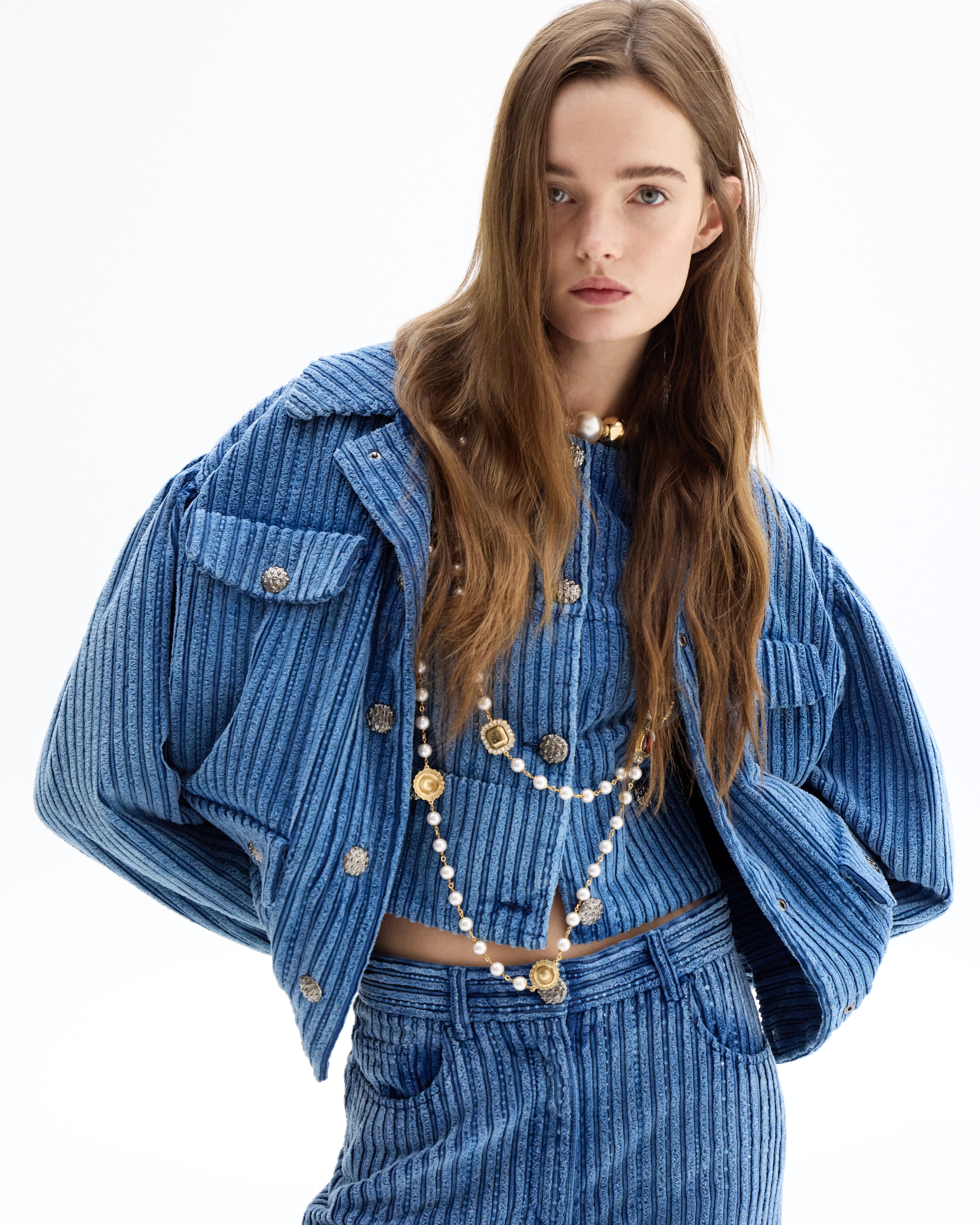 진주 포인트가 이렇게 매력적이라고? 💖
이번 시즌 필수템은 왕진주✨👀 샤넬 25FW에서 확인해 보자

샤넬이 2025/26 FW 레디 투 웨어 컬렉션을 공개하며 주목받고 있습니다. 모델 룰루 테니(Lulu Tenney)와 사진가 안토니 세클라우이(Anthony Seklaoui)가 함께한 이번 컬렉션은 브랜드 특유의 세련된 무드를 감각적으로 담아냈죠.

리본, 진주, 트위드, 투톤 등 아이코닉 요소를 크기와 비율 변화를 통해 신선하게 풀어냈고, 실루엣은 다양한 레이어링이 돋보였죠. 망사 원단의 튤 블라우스와 스커트는 아이보리 수트 위에, 벨벳 셋업은 데님처럼 보이도록 연출해 시각적 재미를 더했습니다.

맥시멀한 주얼리는 클래식한 매력을 더하고, 룩에 화려한 포인트를 주었습니다. 이번 컬렉션은 샤넬의 우아함과 현대적인 감각이 조화를 이루며 새로운 무드를 불어넣었습니다. 이미지7