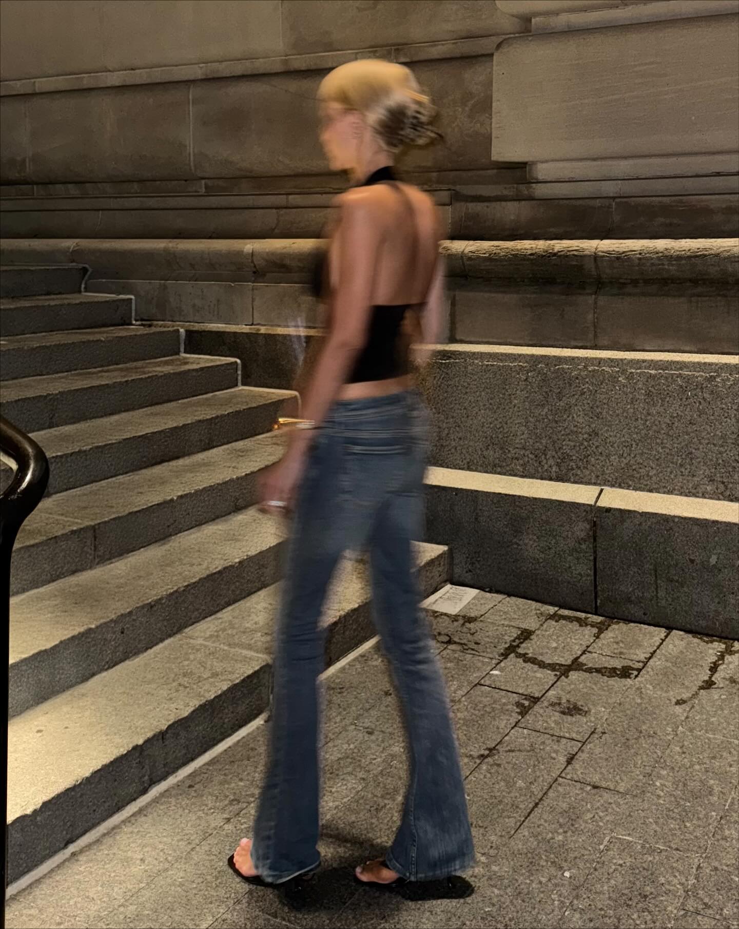 치명적인 로우라이즈 데님 언니💙
가을 니트룩에 넘 예쁜🍁🩶어반 아웃피터스 로우 라이즈 이미지7