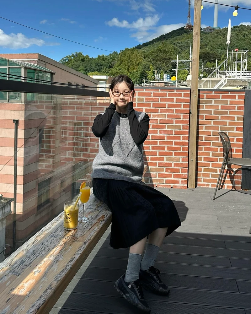 누가 이 안경에 하트 필터 씌웠어?💗
너드 감성 풀충전된 박소담 뿔테룩🤓📚안경 정보 아르켜줄게
박소담이 착용한 안경은 미우미우 리가드 제품으로 50만 원대입니다. 자칫하면 밋밋할 수 있는 올블랙 모노톤 룩에 그레이 니트 베스트를 매치한 박소담은, 레오파드 패턴의 뿔테안경으로 포인트를 주었는데요.
세련된 타원형 렌즈와 얇고 슬림한 레오파드 테가 특징으로, 가벼운 플라스틱 소재인 아세테이트를 사용하여 편하게 착용할 수 있습니다. 옆테에는 브랜드 버티컬 로고가 있어 은은한 포인트를 주며, 부담 없이 스타일에 포인트를 더하기 좋은 아이템이죠. 이미지6