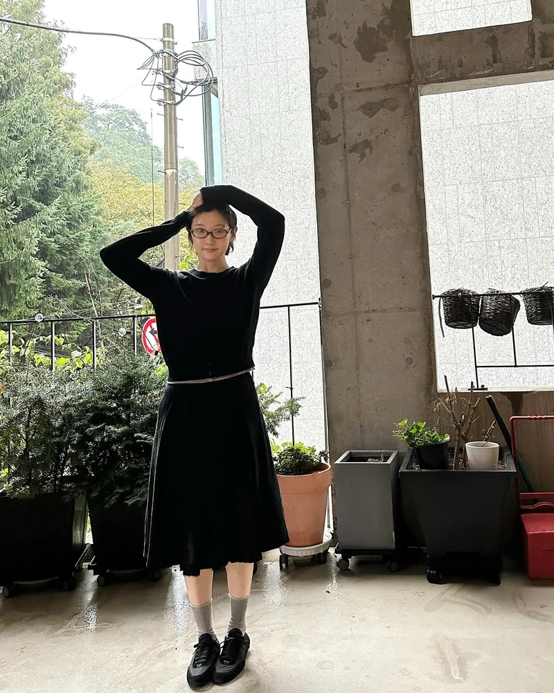누가 이 안경에 하트 필터 씌웠어?💗
너드 감성 풀충전된 박소담 뿔테룩🤓📚안경 정보 아르켜줄게
박소담이 착용한 안경은 미우미우 리가드 제품으로 50만 원대입니다. 자칫하면 밋밋할 수 있는 올블랙 모노톤 룩에 그레이 니트 베스트를 매치한 박소담은, 레오파드 패턴의 뿔테안경으로 포인트를 주었는데요.
세련된 타원형 렌즈와 얇고 슬림한 레오파드 테가 특징으로, 가벼운 플라스틱 소재인 아세테이트를 사용하여 편하게 착용할 수 있습니다. 옆테에는 브랜드 버티컬 로고가 있어 은은한 포인트를 주며, 부담 없이 스타일에 포인트를 더하기 좋은 아이템이죠. 이미지7