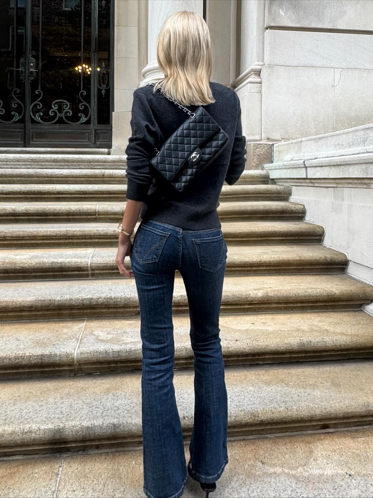 치명적인 로우라이즈 데님 언니💙
가을 니트룩에 넘 예쁜🍁🩶어반 아웃피터스 로우 라이즈 이미지3