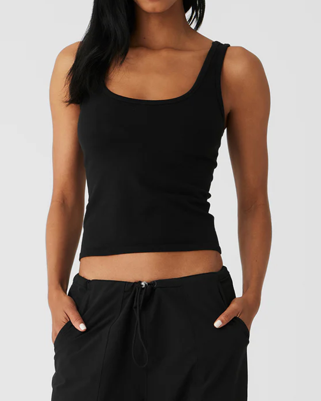 닝닝픽 알로 3가지면 충분해🖤
오늘 뭐 입을지 고민된다면? 닝닝의 알로 참고하기🧘🏻‍♀️✨

데일리에 입기 좋은 닝닝의 알로 3가지, 지금 소개해드릴게요.

1. 알로 심리스 탱크, 7만 원대
심리스 디자인의 가볍고 통기성 좋은 나시입니다. 깊게 파인 네크라인과 백라인이 특징이며, 슬림한 실루엣을 강조해줍니다. 닝닝은 블랙 팬츠와 선글라스, 가디건을 함께 매치해 심플하고 시크한 스타일링을 완성했습니다.

2. 알로 수퍼내추럴 스웨터 가디건, 19만 원대
부드럽고 가벼운 니트 소재로 제작된 크롭 가디건입니다. 라운드 넥라인과 여유로운 핏이 특징으로, 닝닝은 블랙 나시와 팬츠에 가디건을 걸쳐 올블랙 룩으로 미니멀한 무드를 연출했습니다.

3. 알로 어콜레이드 풀 집 후디, 17만 원대
기모 안감으로 따뜻하게 입을 수 있는 오버사이즈 집업 후디입니다. 간단히 걸치기 좋아 데일리룩과 이지웨어로 활용하기 좋은데요. 유니섹스 제품으로, 심플한 나시나 트레이닝복에 매치해 데일리룩을 연출할 수 있습니다. 이미지