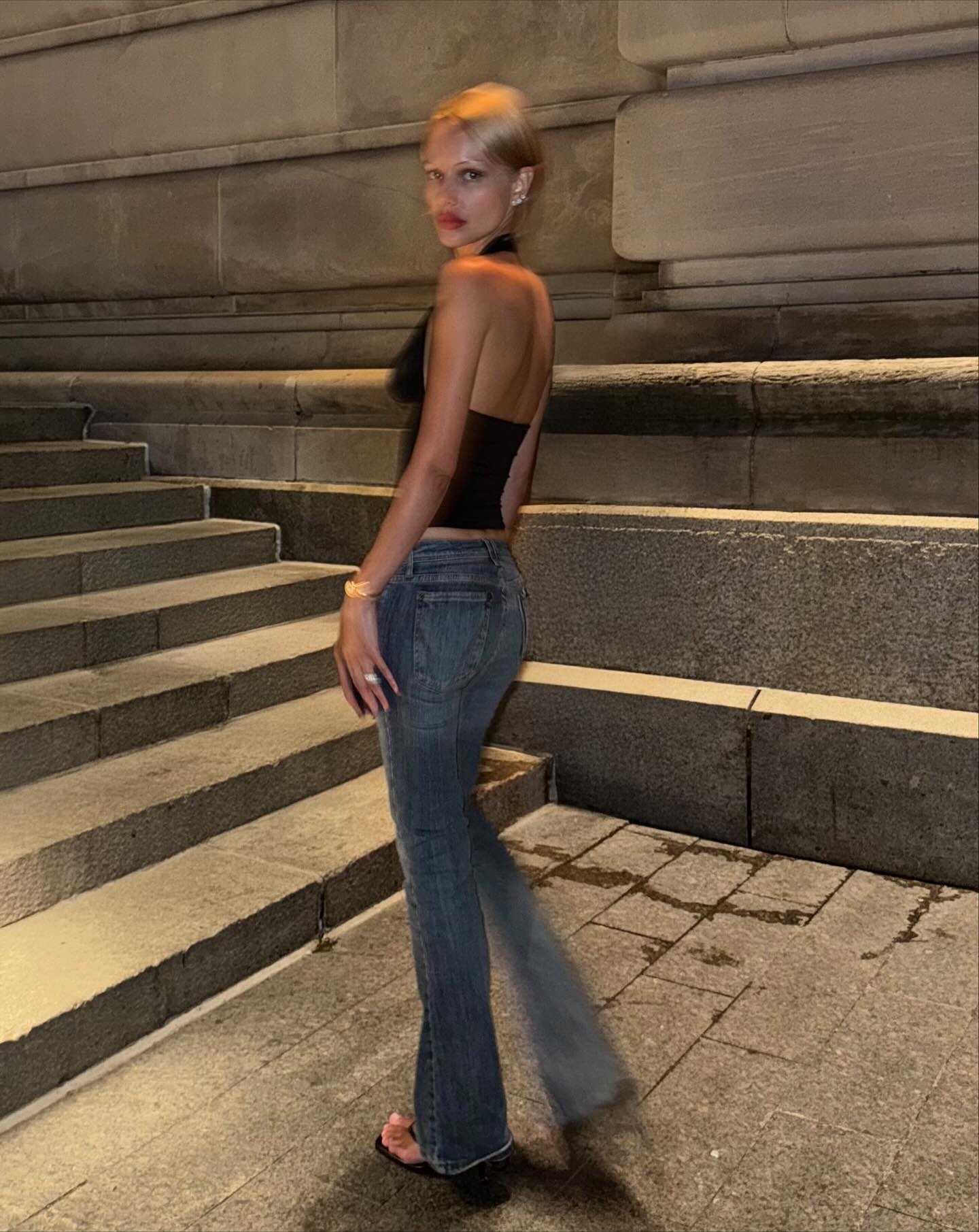 치명적인 로우라이즈 데님 언니💙
가을 니트룩에 넘 예쁜🍁🩶어반 아웃피터스 로우 라이즈 이미지5