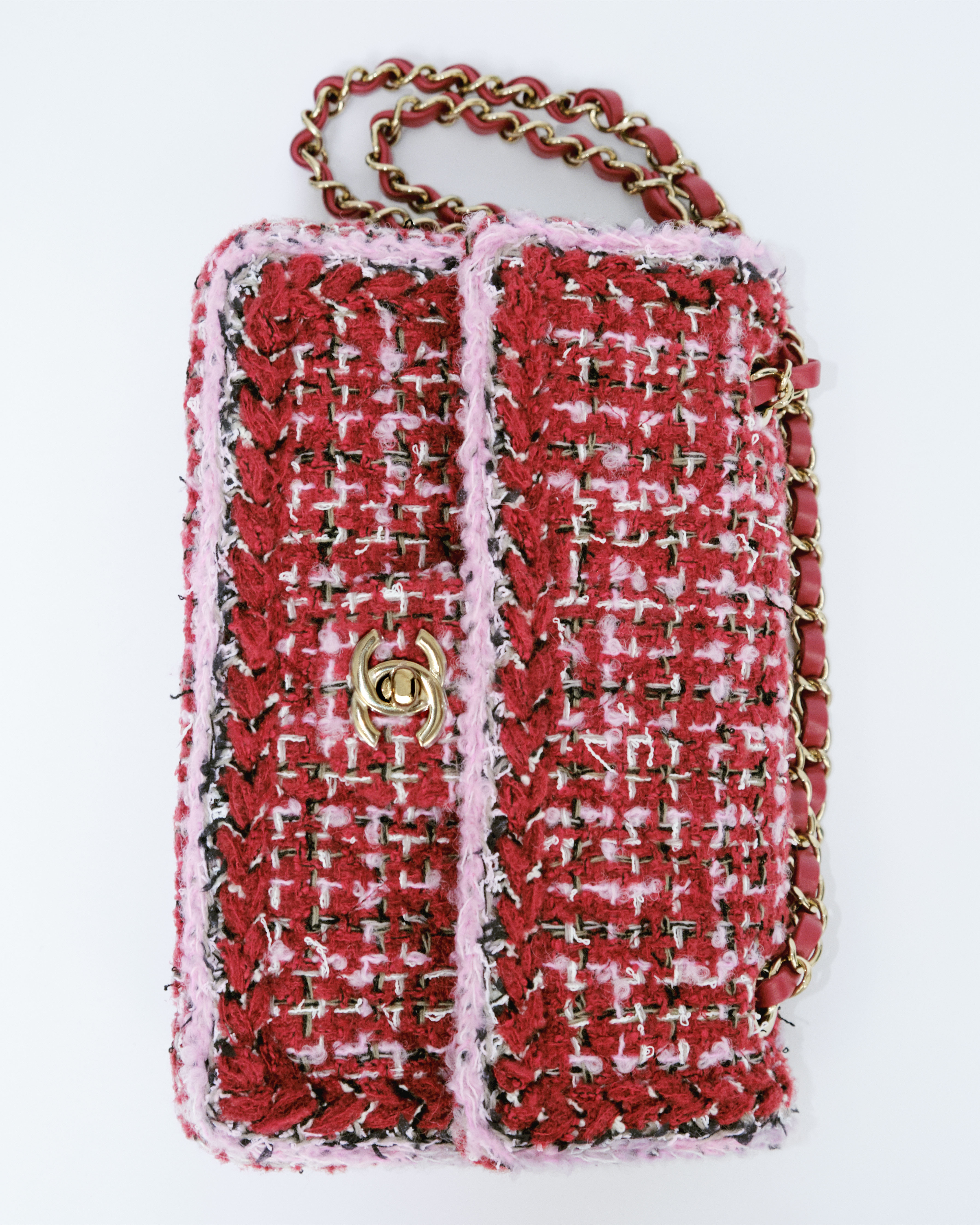 진주 포인트가 이렇게 매력적이라고? 💖
이번 시즌 필수템은 왕진주✨👀 샤넬 25FW에서 확인해 보자

샤넬이 2025/26 FW 레디 투 웨어 컬렉션을 공개하며 주목받고 있습니다. 모델 룰루 테니(Lulu Tenney)와 사진가 안토니 세클라우이(Anthony Seklaoui)가 함께한 이번 컬렉션은 브랜드 특유의 세련된 무드를 감각적으로 담아냈죠.

리본, 진주, 트위드, 투톤 등 아이코닉 요소를 크기와 비율 변화를 통해 신선하게 풀어냈고, 실루엣은 다양한 레이어링이 돋보였죠. 망사 원단의 튤 블라우스와 스커트는 아이보리 수트 위에, 벨벳 셋업은 데님처럼 보이도록 연출해 시각적 재미를 더했습니다.

맥시멀한 주얼리는 클래식한 매력을 더하고, 룩에 화려한 포인트를 주었습니다. 이번 컬렉션은 샤넬의 우아함과 현대적인 감각이 조화를 이루며 새로운 무드를 불어넣었습니다. 이미지3