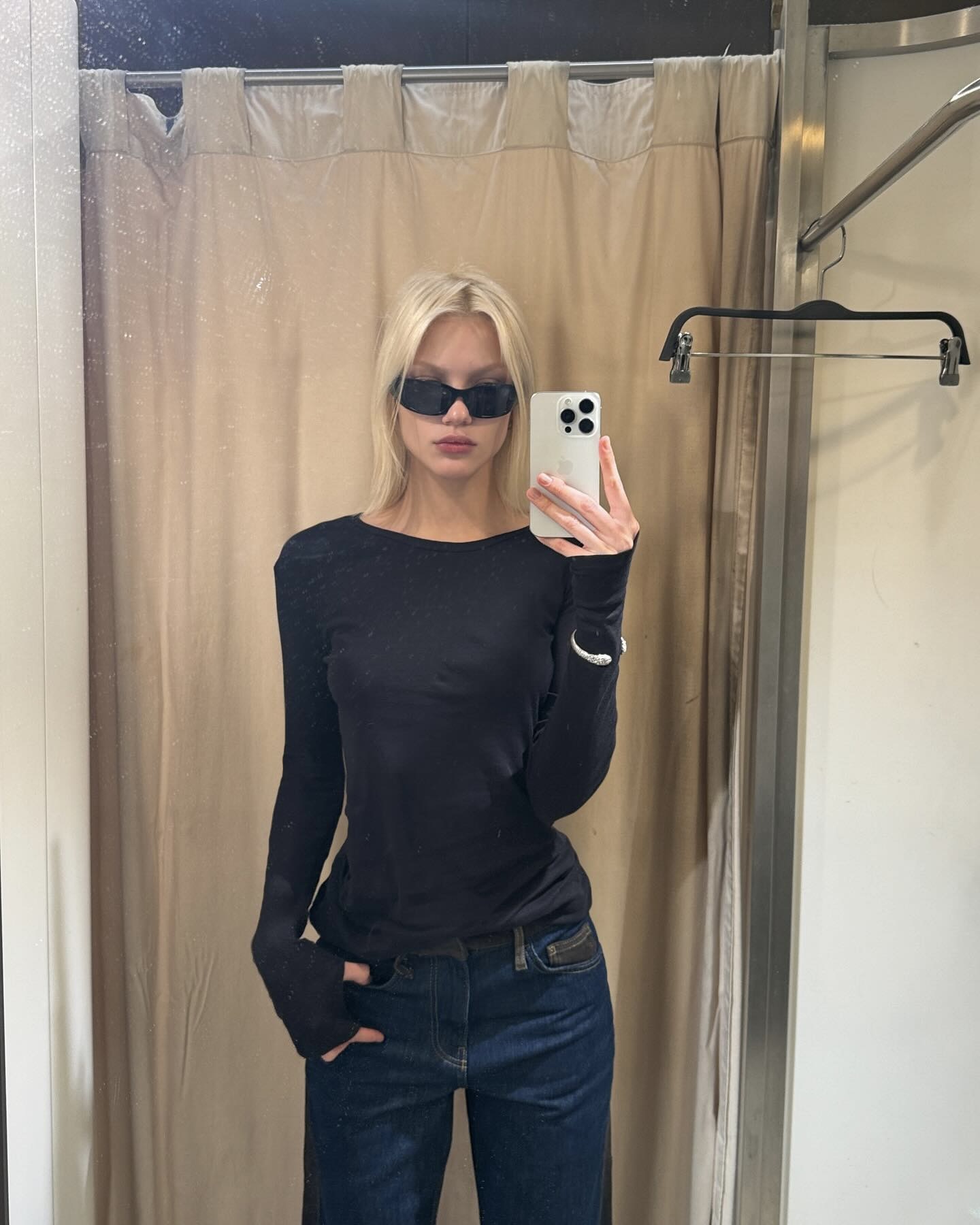 느좋녀들은 다 긴팔 무지티 입더라🤎
심플한 매력으로 계절 상관없이 활용 가능한 데일리 아이템🍂✨ 이미지4