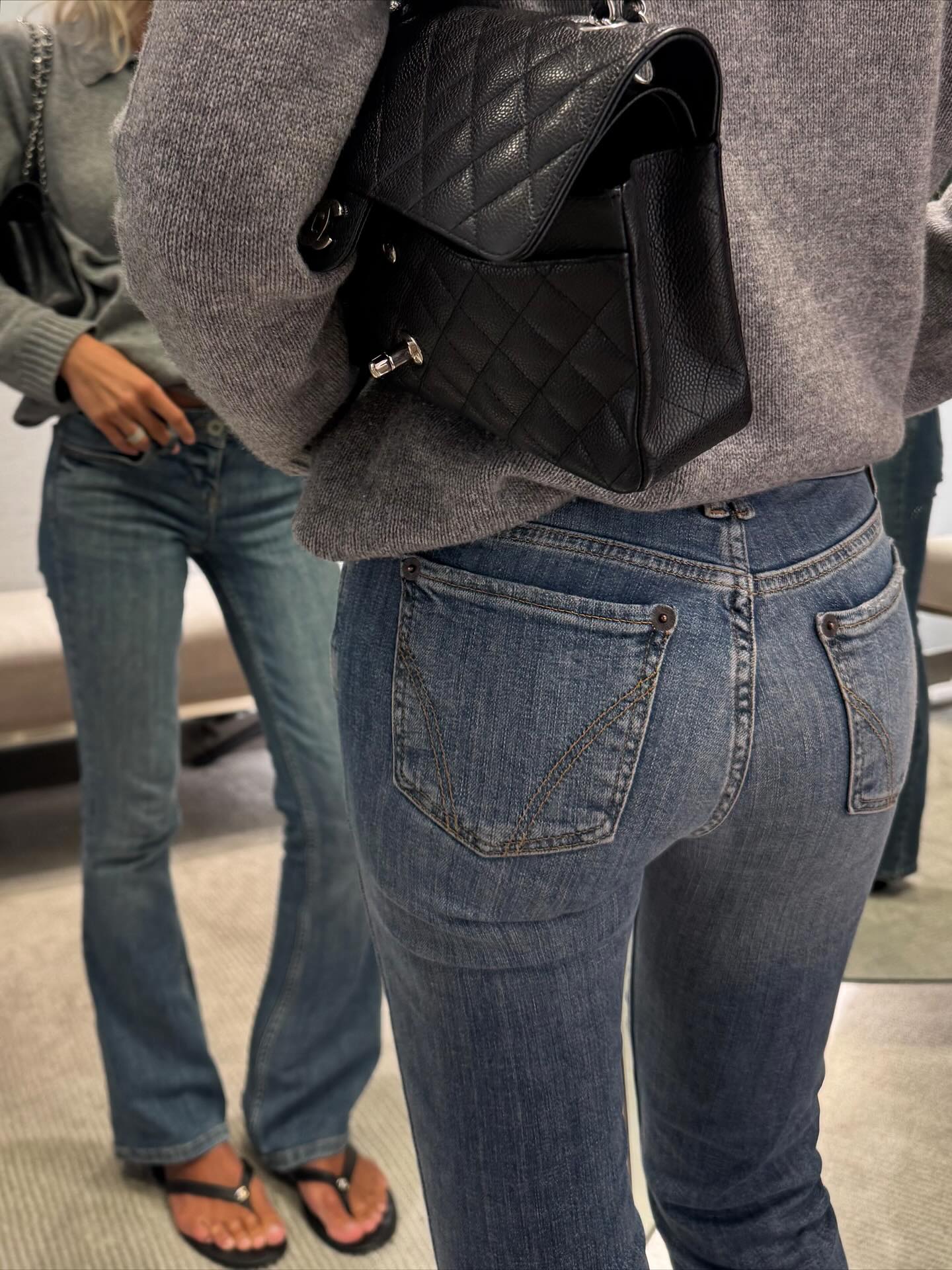 치명적인 로우라이즈 데님 언니💙
가을 니트룩에 넘 예쁜🍁🩶어반 아웃피터스 로우 라이즈 이미지2