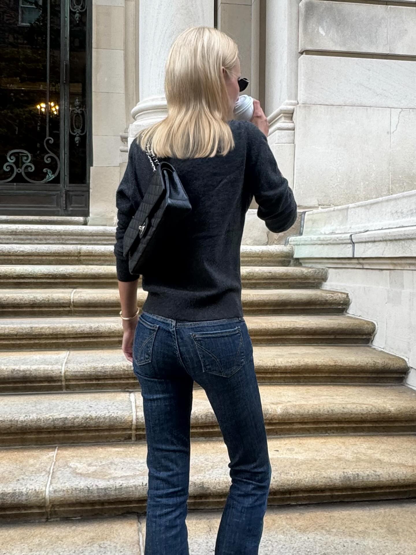 치명적인 로우라이즈 데님 언니💙
가을 니트룩에 넘 예쁜🍁🩶어반 아웃피터스 로우 라이즈 이미지4