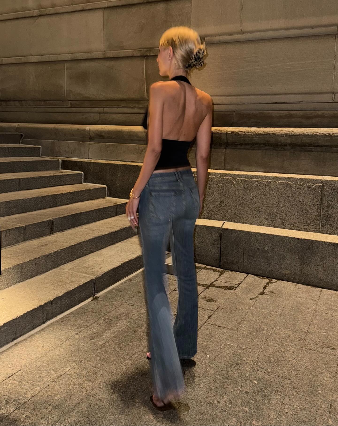 치명적인 로우라이즈 데님 언니💙
가을 니트룩에 넘 예쁜🍁🩶어반 아웃피터스 로우 라이즈 이미지6