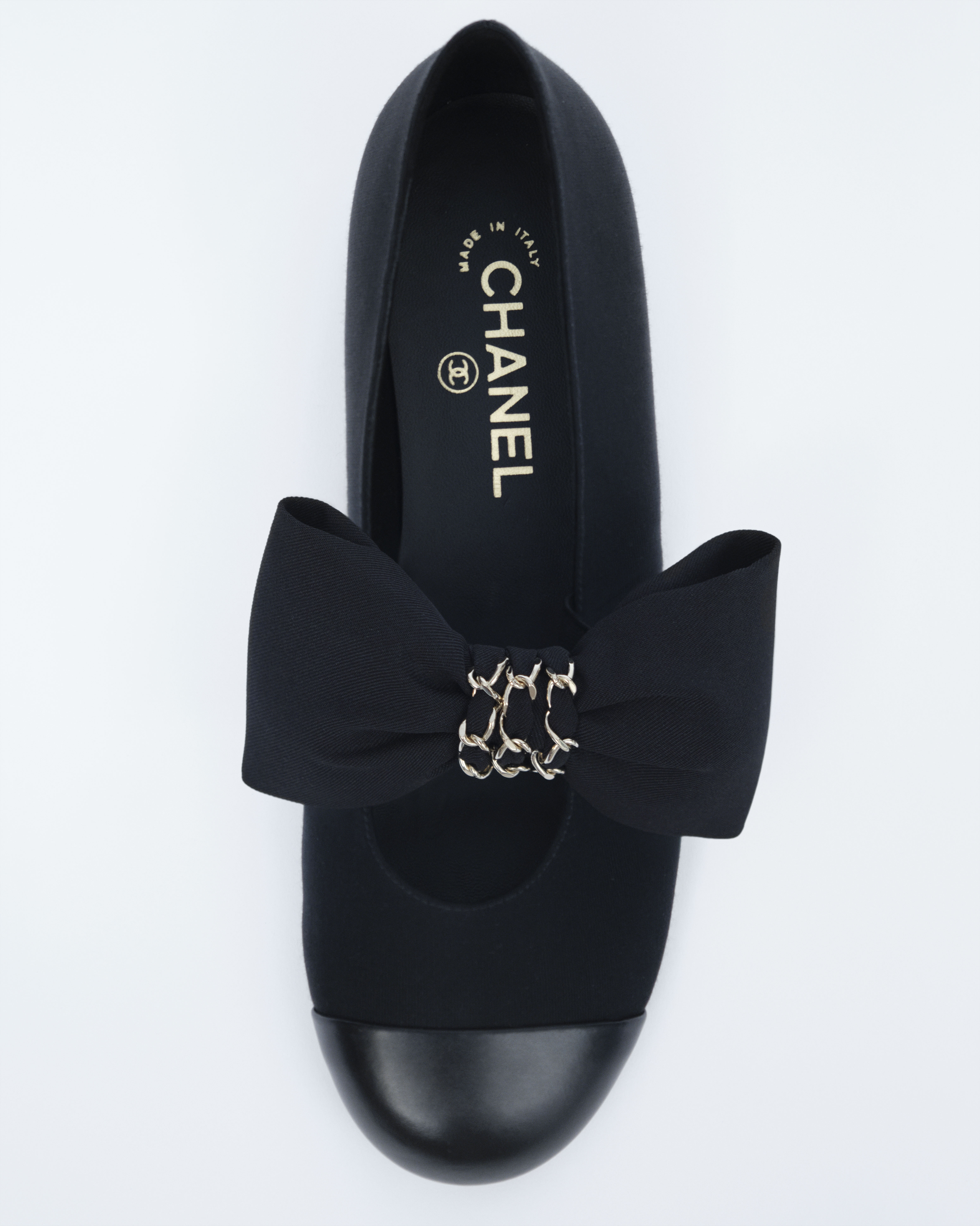 진주 포인트가 이렇게 매력적이라고? 💖
이번 시즌 필수템은 왕진주✨👀 샤넬 25FW에서 확인해 보자

샤넬이 2025/26 FW 레디 투 웨어 컬렉션을 공개하며 주목받고 있습니다. 모델 룰루 테니(Lulu Tenney)와 사진가 안토니 세클라우이(Anthony Seklaoui)가 함께한 이번 컬렉션은 브랜드 특유의 세련된 무드를 감각적으로 담아냈죠.

리본, 진주, 트위드, 투톤 등 아이코닉 요소를 크기와 비율 변화를 통해 신선하게 풀어냈고, 실루엣은 다양한 레이어링이 돋보였죠. 망사 원단의 튤 블라우스와 스커트는 아이보리 수트 위에, 벨벳 셋업은 데님처럼 보이도록 연출해 시각적 재미를 더했습니다.

맥시멀한 주얼리는 클래식한 매력을 더하고, 룩에 화려한 포인트를 주었습니다. 이번 컬렉션은 샤넬의 우아함과 현대적인 감각이 조화를 이루며 새로운 무드를 불어넣었습니다. 이미지6