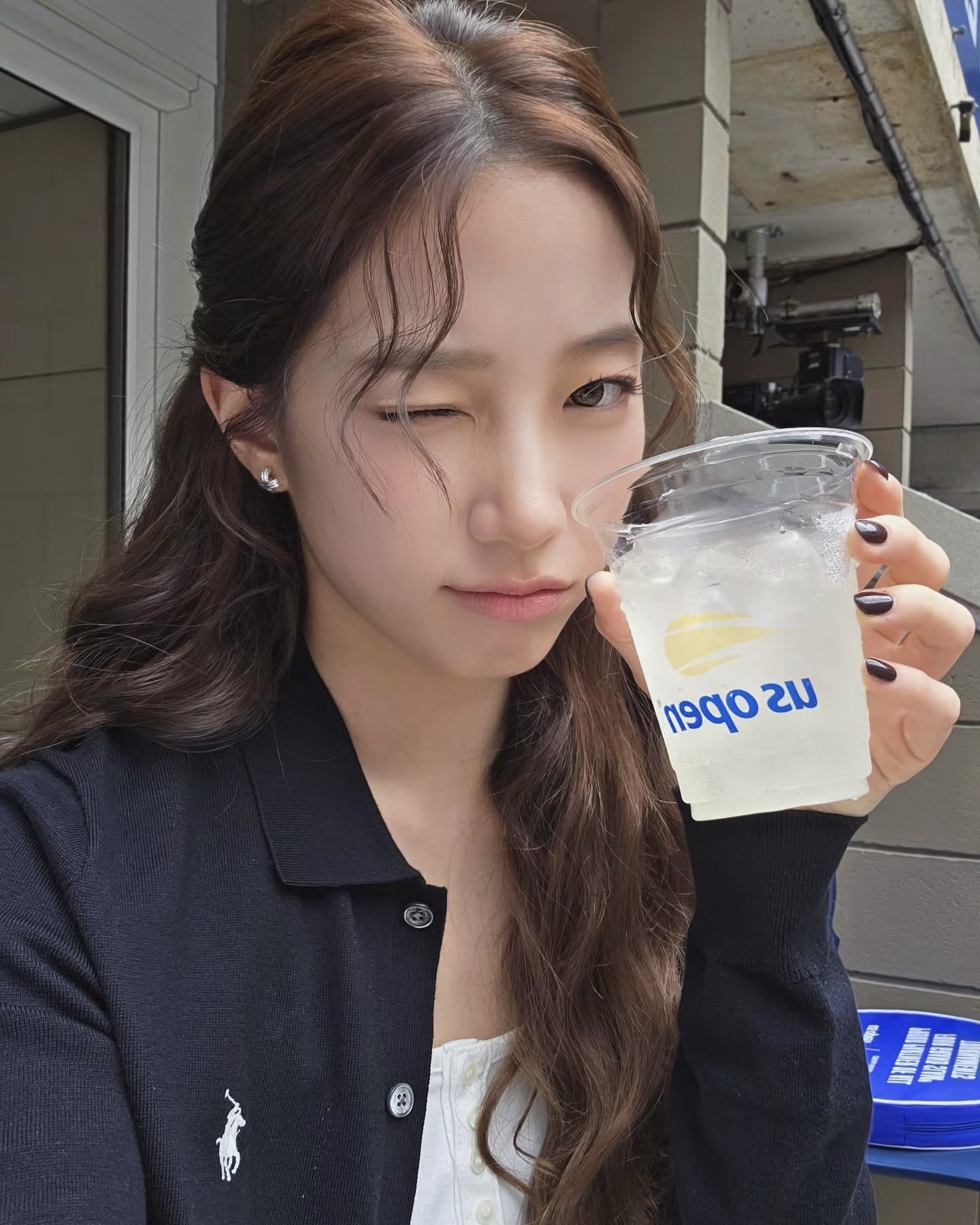 보고 나면 사고 싶어질 걸?🧶 누가 입어도 예쁜 가디건으로 간절기 스타일 완성해보세요🍂🤎  간절기 코디 완성해 줄 가디건, 지금 소개해드릴게요.  1. 랄프로렌 폴로 칼라 버튼 카디건, 20만 원대 베이직한 칼라 버튼 가디건으로, 슬림핏 실루엣과 시그니처 포니 자수 디테일이 특징입니다. 카즈하는 화이트 민소매와 플리츠 미니스커트를 매치해 테니스코어 스타일링을 완성했습니다.  2. 셀프 포트레이트 핑크 퍼 칼라 가디건, 60만 원대 베이비 핑크 컬러의 퍼 트리밍 가디건으로, 90년대 감성을 더해주는 인조 퍼 칼라와 포인텔 니트가 특징입니다. 수지는 화이트 이너와 연청 데님 팬츠를 매치해 사랑스럽고 캐주얼한 스타일을 완성했습니다.  3. 슈슈/통 로고 울 블렌드 바디수트, 60만 원대 그레이 컬러의 울 바디수트로, 슬림한 핏과 헨리넥 디테일이 특징인 아이템입니다. 바디 라인을 자연스럽게 감싸주어 페미닌한 무드를 더하는데요. 리사는 톤온톤의 그레이 셋업과 매치해 세련되고 모던한 스타일을 완성했습니다. 이미지