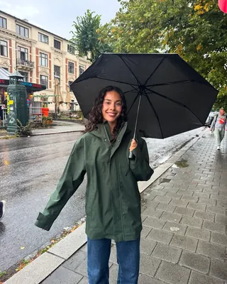 데일리룩에 바람막이 끼얹어 보자💨
등산용? 아니 간절기에 놓칠 수 없는 필수템💡💦 활용해 보자
가을이면 자연스럽게 손이 가는 바람막이 3가지 모았습니다.
1. 홀츠베일러 페인 레인 재킷, 80만 원대
미니멀한 북유럽 감성이 돋보이는 이 바람막이는 통기성과 방수 기능을 갖춘 테크니컬 소재로 제작된 레귤러 핏 제품입니다. 아웃도어 활동은 물론, 데일리 룩에도 잘 어울리는 제품으로 데님 팬츠와 매치하면 캐주얼하면서도 꾸안꾸 룩을 완성할 수 있습니다.
2. 컬럼비아 센트릴리엄 방수 자켓, 25만 원대
매트한 질감의 2.5 레이어 옴니테크 소재를 사용해 가볍고 뛰어난 방수 기능이 특징인 오버핏 바람막이입니다. 풀 지퍼 여밈과 로고 디테일이 돋보이죠. 그레이 나일론 팬츠와 매치하면 깔끔하고 스트릿한 고프코어 룩을 완성했습니다.
3. 유니클로 윈드프루프 스탠드, 11만 원대
루즈핏 실루엣과 밑단 스트링으로 핏 조절 가능한 바람막이로 스탠드 칼라가 목선을 감싸주는 깔끔한 디자인입니다. 일상룩에도 자연스럽게 잘 어울려 블랙 슬랙스와 매치했을 때 모던하고 세련된 룩을 완성할 수 있습니다. 이미지