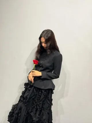 화제 속 제니의 1,100만 원 자켓🖤무엇?
로로피아나로 완성한 우아한 무드, 울과 실크가 빚어낸 품격🌹
1. 로로피아나 사브리 자켓, 1,100만 원대
탬버린즈 하우스 노웨어 서울 행사에 등장한 제니는 로로피아나의 사브리 자켓과 꼼데가르송 25FW 스커트를 조합해 절제된 테일러링과 실험적 디테일을 동시에 담아냈습니다. 정갈한 블랙 자켓은 그녀의 우아한 분위기를 극대화했고 러플이 살아 있는 스커트는 아방가르드한 감각을 더해 행사장의 시선을 사로잡았습니다.
여기에 오거스트 바톤 더블 싸이 하이 부츠가 힘 있는 마무리를 더하며, 단순한 드레스업을 넘어 아이코닉한 분위기를 보여줬습니디. 이미지