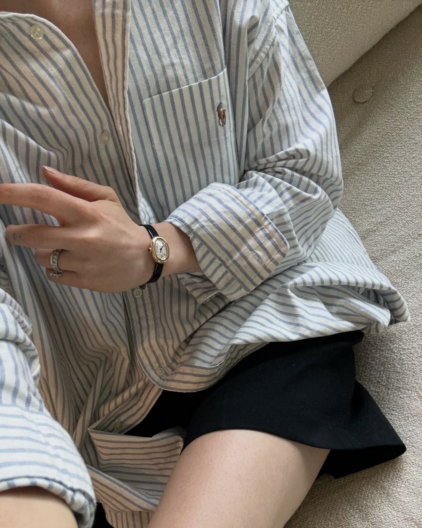 가을엔 까르띠에 베누아로 우아하게🦢
트렌드보다 오래가는 건 클래식한🖤💛베누아 워치

까르띠에 베누아 워치는 클래식한 우아함을 상징합니다.

1912년 처음 선보인 이 디자인은 블랙 다이얼과 옐로우 골드 케이스의 조화로, 타임리스한 매력을 보여주죠.

베누아는 단순한 시계를 넘어 손목 위에 클래식한 무드를 더해주는데요. 데일리룩에는 물론 격식 있는 스타일에도 세련된 포인트를 완성해줍니다. 

가을에는 트렌치코트나 셔츠에 매치해 더욱 클래식하면서도 세련된 무드를 즐겨보세요. 올가을, 까르띠에 베누아 워치로 손목 위의 우아함을 완성해보세요. 이미지2