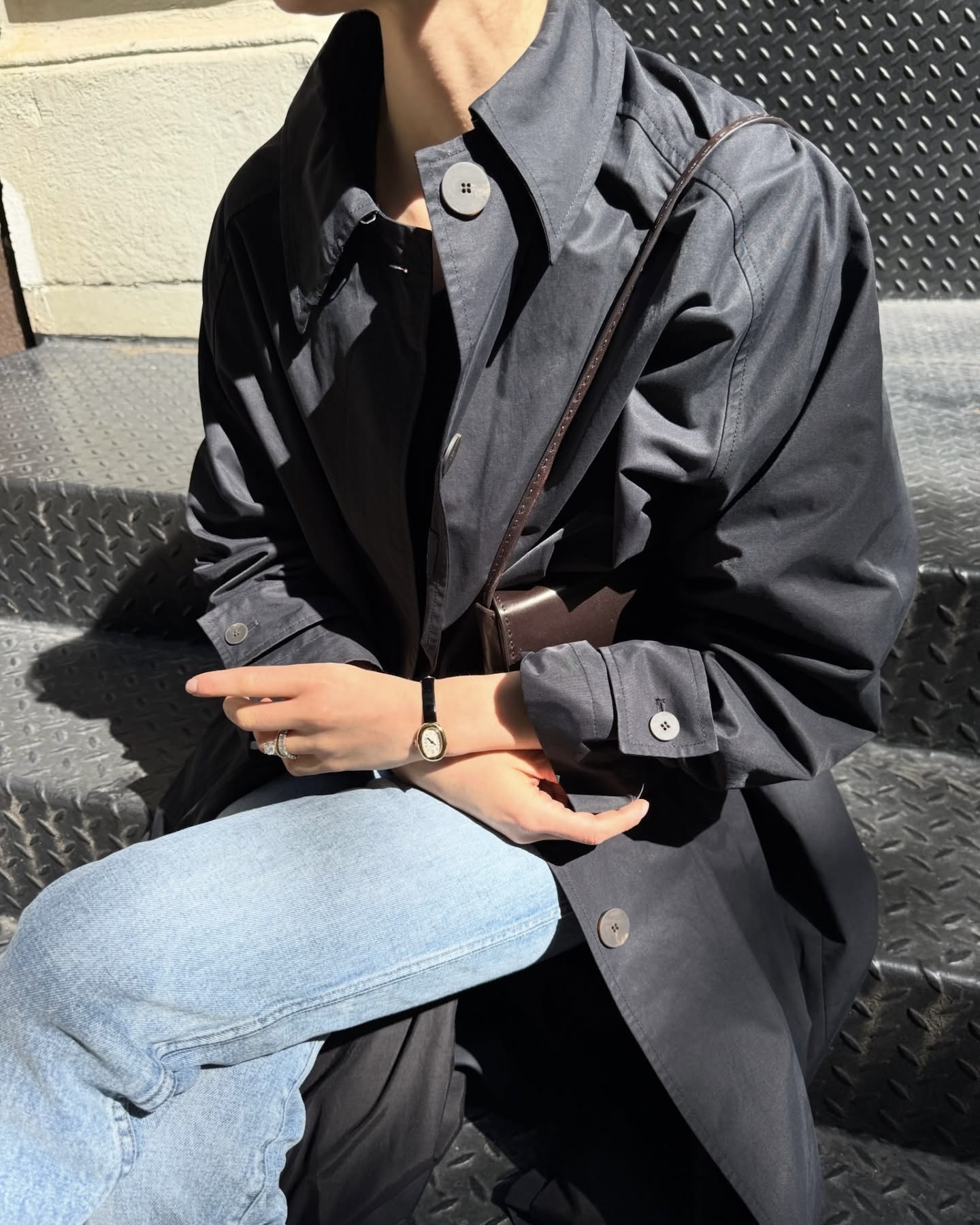 가을엔 까르띠에 베누아로 우아하게🦢
트렌드보다 오래가는 건 클래식한🖤💛베누아 워치

까르띠에 베누아 워치는 클래식한 우아함을 상징합니다.

1912년 처음 선보인 이 디자인은 블랙 다이얼과 옐로우 골드 케이스의 조화로, 타임리스한 매력을 보여주죠.

베누아는 단순한 시계를 넘어 손목 위에 클래식한 무드를 더해주는데요. 데일리룩에는 물론 격식 있는 스타일에도 세련된 포인트를 완성해줍니다. 

가을에는 트렌치코트나 셔츠에 매치해 더욱 클래식하면서도 세련된 무드를 즐겨보세요. 올가을, 까르띠에 베누아 워치로 손목 위의 우아함을 완성해보세요. 이미지6