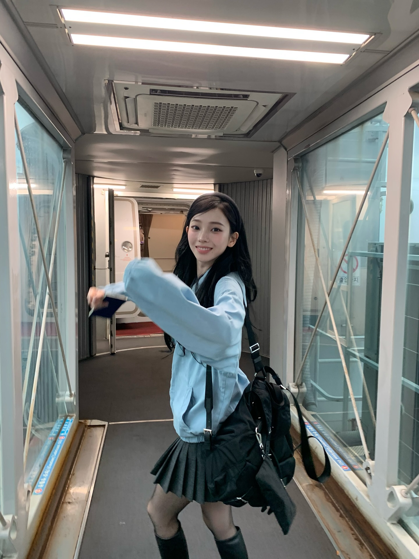 프라다에 청순 패키지가 있었나?🫢
하늘빛 셔츠에 심쿵💙💘카리나 미모에 또 반하게 만드는 여친룩 이미지