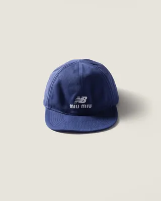 뉴발과 미우미우가 만든 신세계
운동화는 기본, 그 너머의 꿀템까지 확인해 보자💡👀
미우미우와 뉴발란스 콜라보, 운동화만 알고 있었다고요?
미우미우와 뉴발란스 협업 컬렉션은 운동화 이외의 다양한 아이템들을 선보였는데요. 볼캡, 바람막이 등 실용성과 스타일을 동시에 갖춘 제품들이 있습니다.
볼캡은 스포츠 웨어에서 영감을 받은 넓은 챙과 브랜드 로고 포인트가 특징이죠. 뒤쪽 스트랩에는 금속 팁 디테일을 더해 안정적인 착용감을 주어 야외 스포츠는 물론 캐주얼 룩이나 스포티한 룩 어디에나 활용하기 좋습니다.
바람막이는 아웃도어 감성을 담은 기능성 팝린 소재를 사용했습니다. 아이코닉한 파이핑과 로고 디테일이 레트로한 매력을 살리면서, 화이트 배색이 들어가 스포티한 분위기를 더합니다. 이미지
