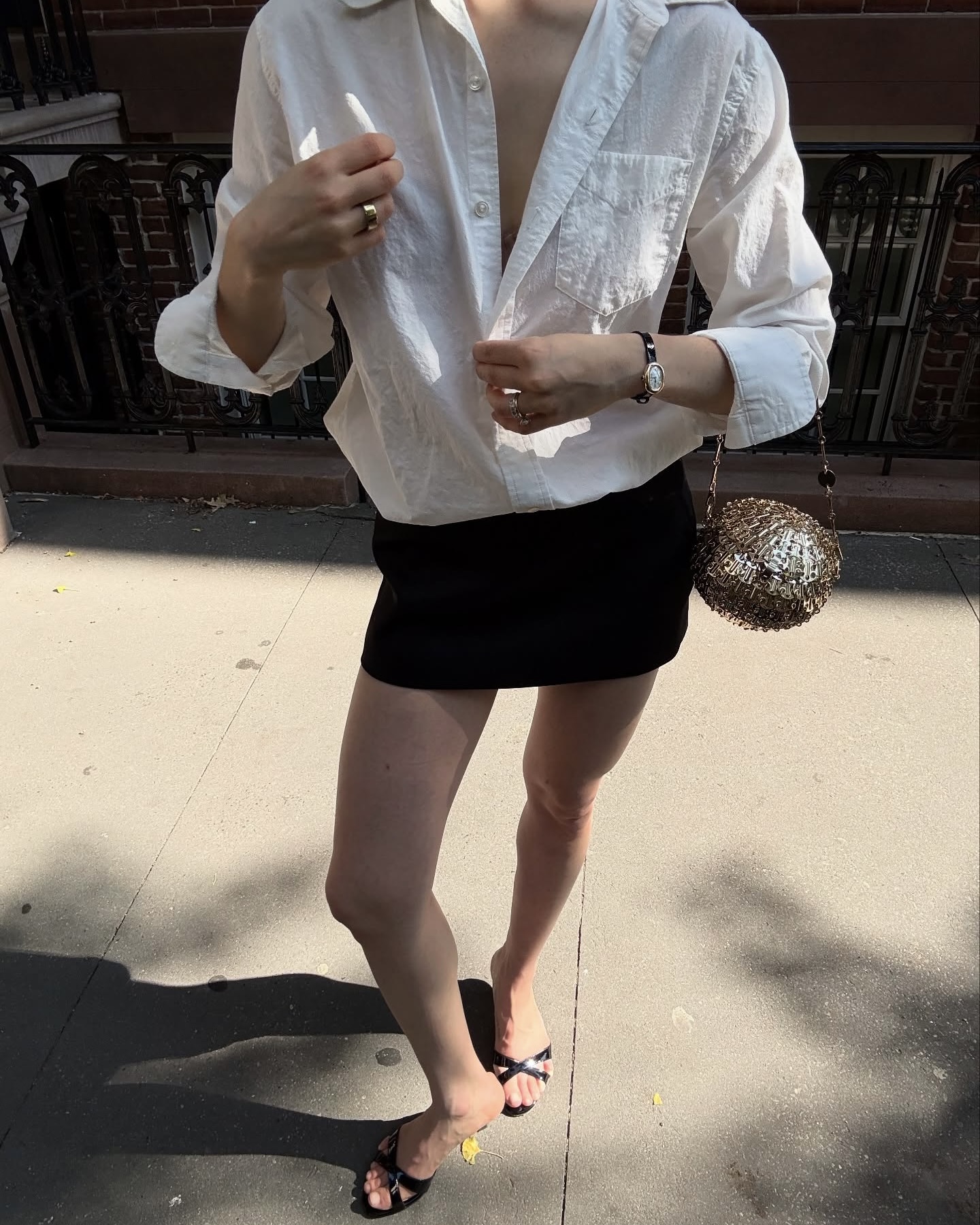 가을엔 까르띠에 베누아로 우아하게🦢
트렌드보다 오래가는 건 클래식한🖤💛베누아 워치

까르띠에 베누아 워치는 클래식한 우아함을 상징합니다.

1912년 처음 선보인 이 디자인은 블랙 다이얼과 옐로우 골드 케이스의 조화로, 타임리스한 매력을 보여주죠.

베누아는 단순한 시계를 넘어 손목 위에 클래식한 무드를 더해주는데요. 데일리룩에는 물론 격식 있는 스타일에도 세련된 포인트를 완성해줍니다. 

가을에는 트렌치코트나 셔츠에 매치해 더욱 클래식하면서도 세련된 무드를 즐겨보세요. 올가을, 까르띠에 베누아 워치로 손목 위의 우아함을 완성해보세요. 이미지7