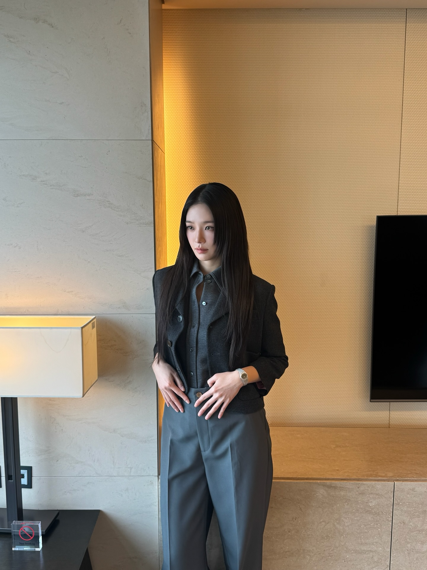 가을 옷 고민이라면 기본템부터 챙기자🤍
한 번 사면 10년은 뽕뽑는 장기근속템💡🎶블레이저 장만하자
출근룩부터 데일리룩까지 활용 가능한 클래식한 기본템을 장만하기 전, 이 아이템들을 참고해 보세요.
1. 구찌 헤비 울 플란넬 재킷, 400만 원대
박규영이 착용한 재킷은 부드럽고 포근한 울 플라넬 소재를 활용했으며, 단정한 테일러드 핏과 노치 라펠, 핑크색 안감이 특징이죠. 밝은 톤의 그레이 셔츠와 슬랙스에 매치하면 톤온톤 느낌의 클래식한 룩을 완성할 수 있습니다.
2. 알로 퍼스트 클래스 블레이저, 30만 원대
닝닝이 입은 오버핏 블레이저는 숄더 패드로 자연스러운 실루엣을 살리고, 부드럽고 가벼운 수트 원단을 활용한 제품입니다. 클래식한 라펠과 팔 부분의 브랜드 로고가 특징이죠. 레더 팬츠와 민소매를 매치하면 시크하고 모던한 룩을 연출할 수 있습니다. 이미지2