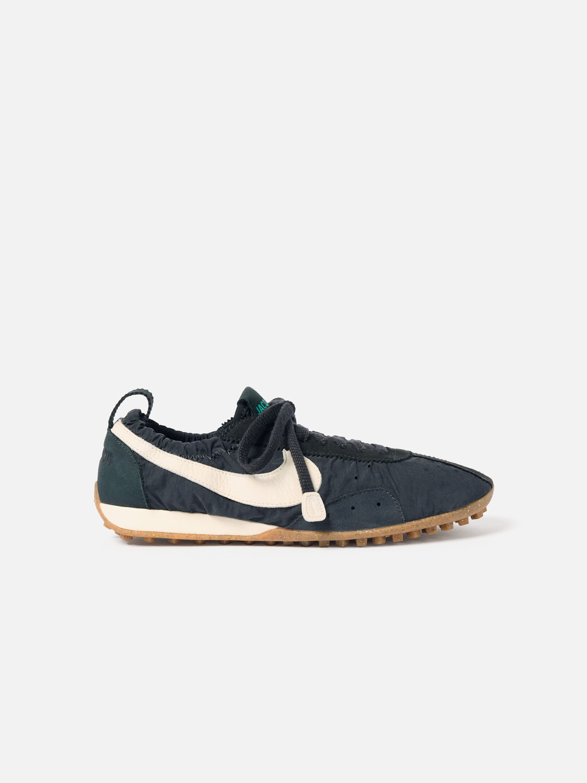 새로운 러닝화 떴다?!👟
자크뮈스와 나이키가 재해석한 1972년 러닝화'🌕문 슈즈

자크뮈스와 나이키가 올해 초 런웨이에서 공개됐죠. 1972년 빌 바우어맨이 개발한 전설적 러닝화 ‘문 슈즈’를 현대적으로 재해석해 올가을 선보입니다.

3가지 컬러로 출시되며, 공식 가격은 239,000원(약 180유로)입니다. 달 표면을 닮은 전통적 와플 아웃솔과 미니멀한 나일론 어퍼, 발목 밴드 디테일이 특징입니다.

많은 기대를 모으고 있는 이번 콜라보는 9월 29일 자크뮈스 웹사이트에서 먼저 공개된 뒤, 10월 6일 나이키 SNKRS 및 글로벌 리테일러로 확대 출시됩니다. 이미지7