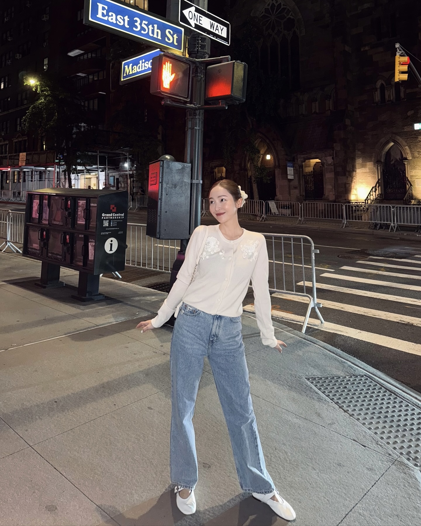 지금 계절의 머스트해브 아이템👖
가을에 잘 어울리는 데님 3가지, 놓치면 후회할걸?🤎🍂

가을하면 빠질 수 없는 데님 팬츠, 지금 소개해드릴게요.

1. 로에베 아나그램 배기 진스, 100만 원대
중청 코튼 데님으로 제작된 루즈 핏 팬츠로, 무릎에 로에베의 시그니처 자수가 더해진 디자인입니다. 미드 웨이스트와 버튼 플라이 디테일이 특징으로, 장윤주는 블랙 크롭 아우터와 매치해 세련된 아웃핏을 완성했습니다.

2. 리바이스 립케이지 와이드 진, 10만 원대
연청 코튼 데님으로 제작된 슈퍼 하이라이즈 실루엣의 팬츠로, 다리가 길어 보이고 힙과 허리 라인을 돋보이게 해줍니다. 제시카는 플라워 자수 가디건과 화이트 플랫 슈즈를 매치해 여성스럽고 캐주얼한 데일리룩을 완성했습니다.

3. 가니 미드 블루 빈티지, 40만 원대
미드 블루 빈티지 컬러의 데님 팬츠로, 플리츠 핀턱 디테일이 포인트인 아이템입니다. 루즈한 핏과 생지 톤의 컬러가 세련된 무드를 더해주는데요. 공승연은 데님 재킷과 함께 매치해 데님 셋업 스타일을 완성했습니다. 이미지7