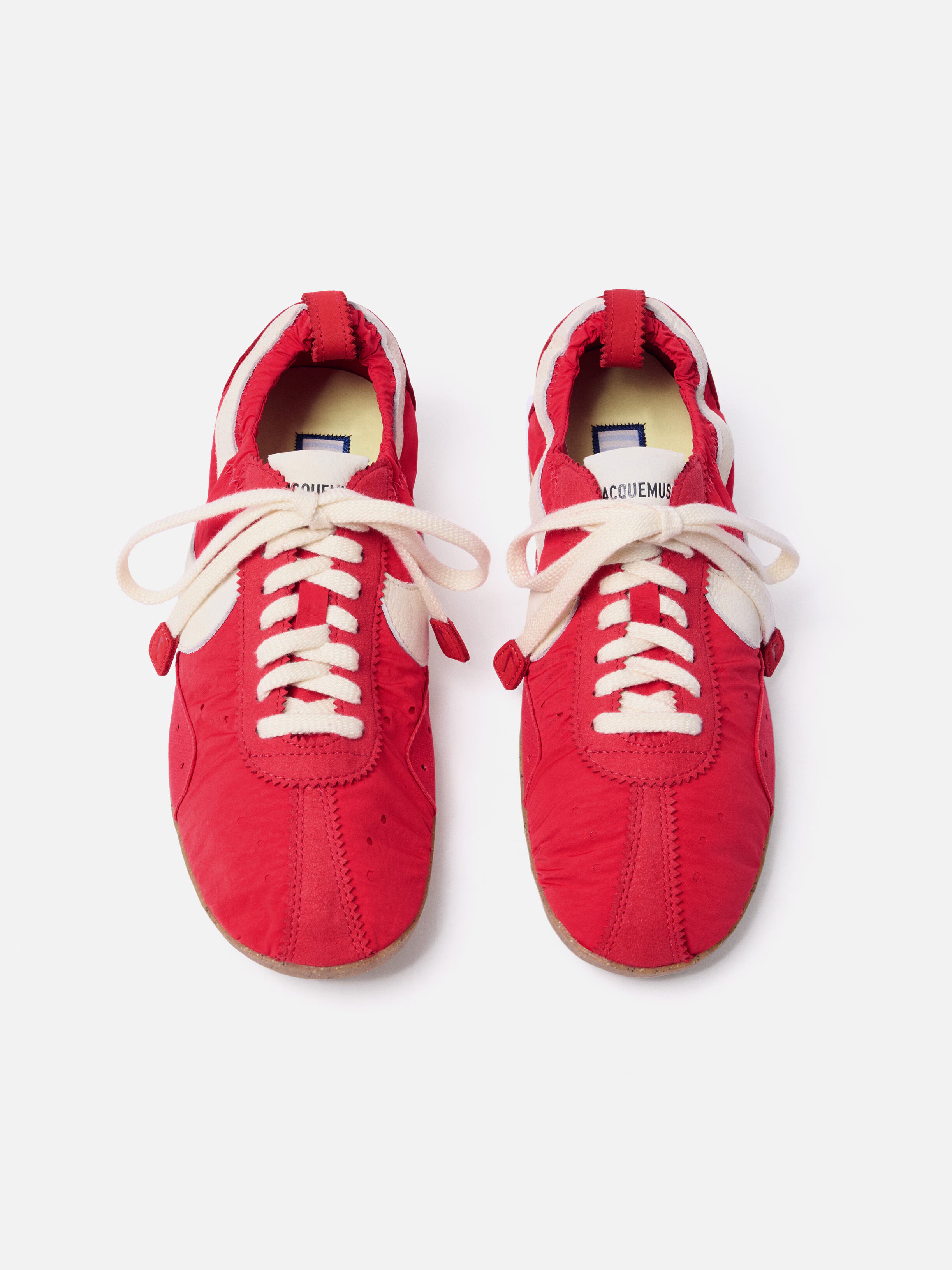 새로운 러닝화 떴다?!👟
자크뮈스와 나이키가 재해석한 1972년 러닝화'🌕문 슈즈

자크뮈스와 나이키가 올해 초 런웨이에서 공개됐죠. 1972년 빌 바우어맨이 개발한 전설적 러닝화 ‘문 슈즈’를 현대적으로 재해석해 올가을 선보입니다.

3가지 컬러로 출시되며, 공식 가격은 239,000원(약 180유로)입니다. 달 표면을 닮은 전통적 와플 아웃솔과 미니멀한 나일론 어퍼, 발목 밴드 디테일이 특징입니다.

많은 기대를 모으고 있는 이번 콜라보는 9월 29일 자크뮈스 웹사이트에서 먼저 공개된 뒤, 10월 6일 나이키 SNKRS 및 글로벌 리테일러로 확대 출시됩니다. 이미지2