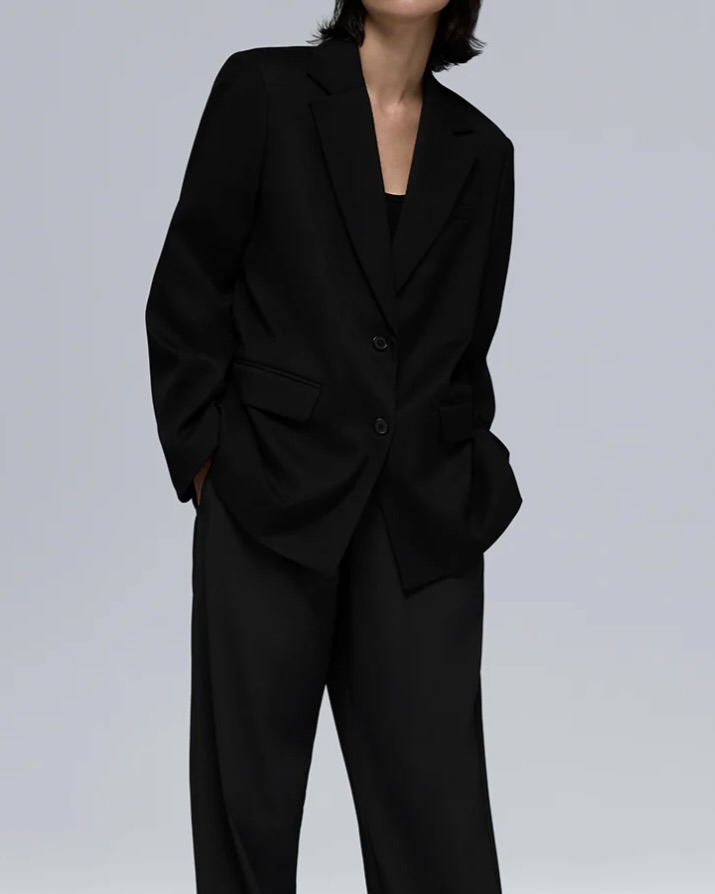 가을 옷 고민이라면 기본템부터 챙기자🤍
한 번 사면 10년은 뽕뽑는 장기근속템💡🎶블레이저 장만하자
출근룩부터 데일리룩까지 활용 가능한 클래식한 기본템을 장만하기 전, 이 아이템들을 참고해 보세요.
1. 구찌 헤비 울 플란넬 재킷, 400만 원대
박규영이 착용한 재킷은 부드럽고 포근한 울 플라넬 소재를 활용했으며, 단정한 테일러드 핏과 노치 라펠, 핑크색 안감이 특징이죠. 밝은 톤의 그레이 셔츠와 슬랙스에 매치하면 톤온톤 느낌의 클래식한 룩을 완성할 수 있습니다.
2. 알로 퍼스트 클래스 블레이저, 30만 원대
닝닝이 입은 오버핏 블레이저는 숄더 패드로 자연스러운 실루엣을 살리고, 부드럽고 가벼운 수트 원단을 활용한 제품입니다. 클래식한 라펠과 팔 부분의 브랜드 로고가 특징이죠. 레더 팬츠와 민소매를 매치하면 시크하고 모던한 룩을 연출할 수 있습니다. 이미지8