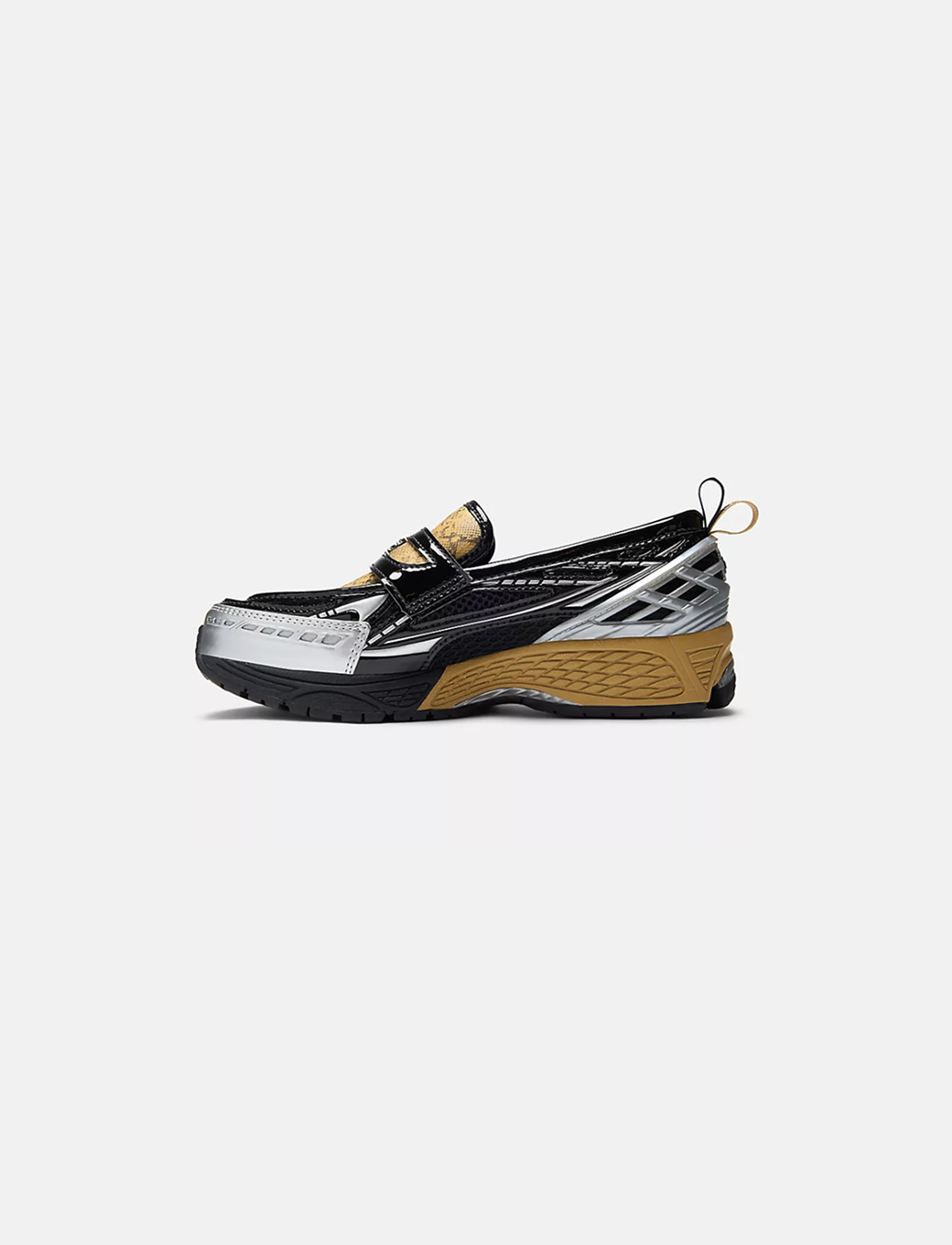 뉴발란스와 가니가 만났다고?😮
운동화일까 로퍼일까👟👞그 매력에 빠져 헤어 나올 수 없을 거야

최근 뉴발란스와 가니의 새로운 협업 소식을 알고 있었나요?

이 협업 속 운동화는 아직 발매 전인 1906L 폴 리프인데요. 자칫하면 로퍼처럼 보이는 이 신발은 가니의 1906 로퍼 실루엣을 재해석한 아이템입니다.

러닝화에 쓰이는 ABZORB SBS 파드 밑창으로 편안한 착화감을 주고, 가니 특유의 스네이크 패턴과 합성 오버레이가 더해져 한층 개성 넘치죠. 여기에 메탈 장식과 뉴발란스 로고가 들어간 스트랩 디테일까지 더해져 과감하면서도 세련된 분위기를 완성했습니다.

블랙과 실버 메탈릭이 어우러진 이 운동화는 편안함과 로퍼의 클래식한 무드를 동시에 담은 독특한 아이템입니다. 9월 30일 정식 발매 예정이니, 이번 가을 색다른 슈즈를 찾고 있다면 눈여겨보세요. 이미지7