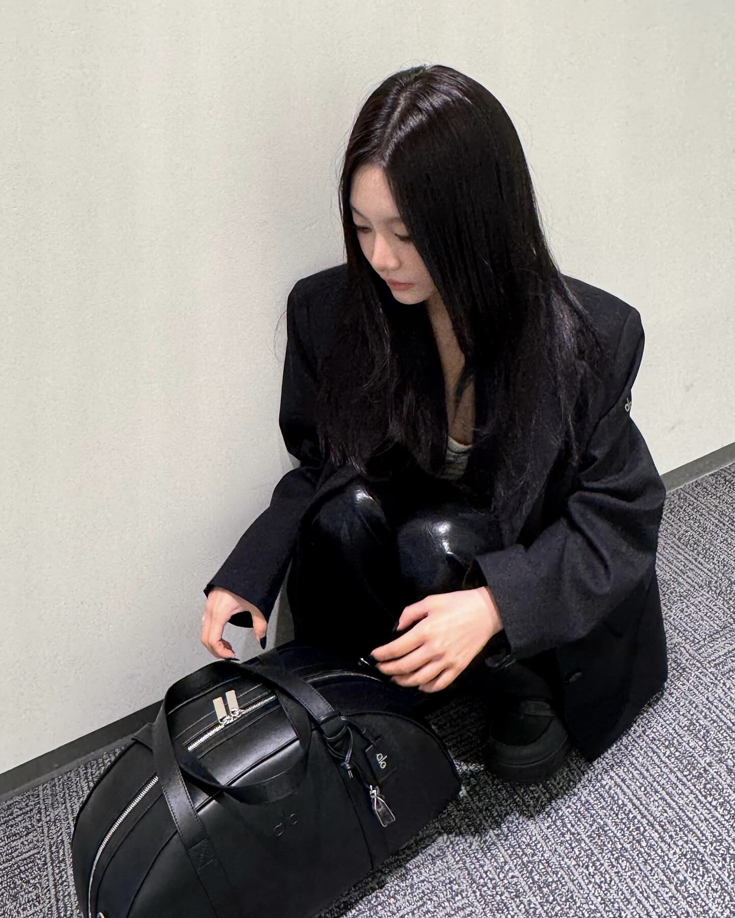 가을 옷 고민이라면 기본템부터 챙기자🤍
한 번 사면 10년은 뽕뽑는 장기근속템💡🎶블레이저 장만하자
출근룩부터 데일리룩까지 활용 가능한 클래식한 기본템을 장만하기 전, 이 아이템들을 참고해 보세요.
1. 구찌 헤비 울 플란넬 재킷, 400만 원대
박규영이 착용한 재킷은 부드럽고 포근한 울 플라넬 소재를 활용했으며, 단정한 테일러드 핏과 노치 라펠, 핑크색 안감이 특징이죠. 밝은 톤의 그레이 셔츠와 슬랙스에 매치하면 톤온톤 느낌의 클래식한 룩을 완성할 수 있습니다.
2. 알로 퍼스트 클래스 블레이저, 30만 원대
닝닝이 입은 오버핏 블레이저는 숄더 패드로 자연스러운 실루엣을 살리고, 부드럽고 가벼운 수트 원단을 활용한 제품입니다. 클래식한 라펠과 팔 부분의 브랜드 로고가 특징이죠. 레더 팬츠와 민소매를 매치하면 시크하고 모던한 룩을 연출할 수 있습니다. 이미지6