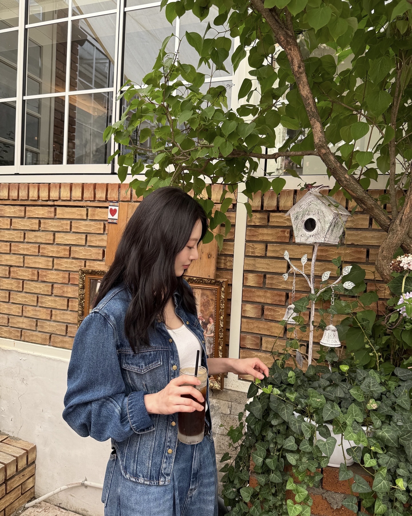 지금 계절의 머스트해브 아이템👖
가을에 잘 어울리는 데님 3가지, 놓치면 후회할걸?🤎🍂

가을하면 빠질 수 없는 데님 팬츠, 지금 소개해드릴게요.

1. 로에베 아나그램 배기 진스, 100만 원대
중청 코튼 데님으로 제작된 루즈 핏 팬츠로, 무릎에 로에베의 시그니처 자수가 더해진 디자인입니다. 미드 웨이스트와 버튼 플라이 디테일이 특징으로, 장윤주는 블랙 크롭 아우터와 매치해 세련된 아웃핏을 완성했습니다.

2. 리바이스 립케이지 와이드 진, 10만 원대
연청 코튼 데님으로 제작된 슈퍼 하이라이즈 실루엣의 팬츠로, 다리가 길어 보이고 힙과 허리 라인을 돋보이게 해줍니다. 제시카는 플라워 자수 가디건과 화이트 플랫 슈즈를 매치해 여성스럽고 캐주얼한 데일리룩을 완성했습니다.

3. 가니 미드 블루 빈티지, 40만 원대
미드 블루 빈티지 컬러의 데님 팬츠로, 플리츠 핀턱 디테일이 포인트인 아이템입니다. 루즈한 핏과 생지 톤의 컬러가 세련된 무드를 더해주는데요. 공승연은 데님 재킷과 함께 매치해 데님 셋업 스타일을 완성했습니다. 이미지5