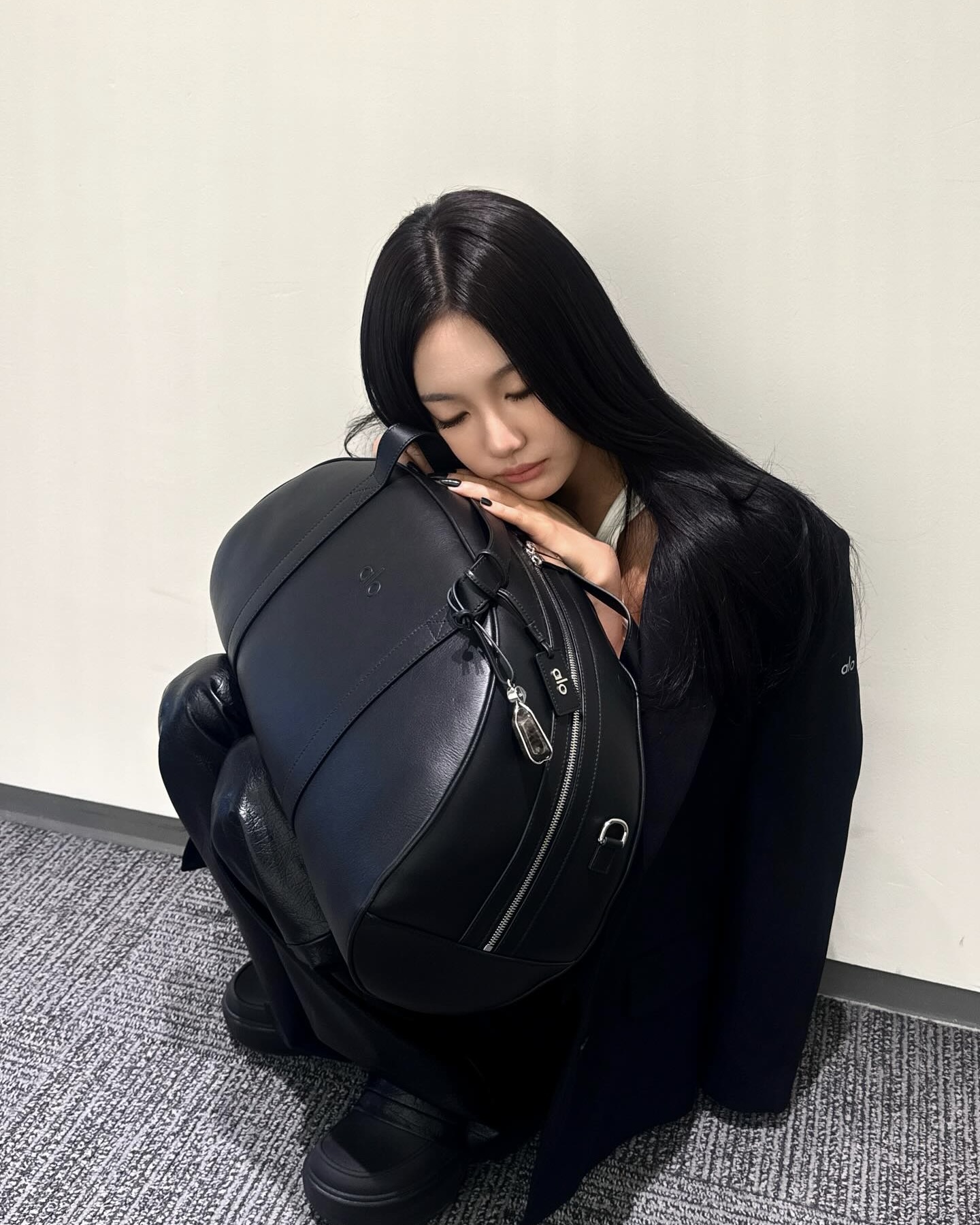 가을 옷 고민이라면 기본템부터 챙기자🤍
한 번 사면 10년은 뽕뽑는 장기근속템💡🎶블레이저 장만하자
출근룩부터 데일리룩까지 활용 가능한 클래식한 기본템을 장만하기 전, 이 아이템들을 참고해 보세요.
1. 구찌 헤비 울 플란넬 재킷, 400만 원대
박규영이 착용한 재킷은 부드럽고 포근한 울 플라넬 소재를 활용했으며, 단정한 테일러드 핏과 노치 라펠, 핑크색 안감이 특징이죠. 밝은 톤의 그레이 셔츠와 슬랙스에 매치하면 톤온톤 느낌의 클래식한 룩을 완성할 수 있습니다.
2. 알로 퍼스트 클래스 블레이저, 30만 원대
닝닝이 입은 오버핏 블레이저는 숄더 패드로 자연스러운 실루엣을 살리고, 부드럽고 가벼운 수트 원단을 활용한 제품입니다. 클래식한 라펠과 팔 부분의 브랜드 로고가 특징이죠. 레더 팬츠와 민소매를 매치하면 시크하고 모던한 룩을 연출할 수 있습니다. 이미지7