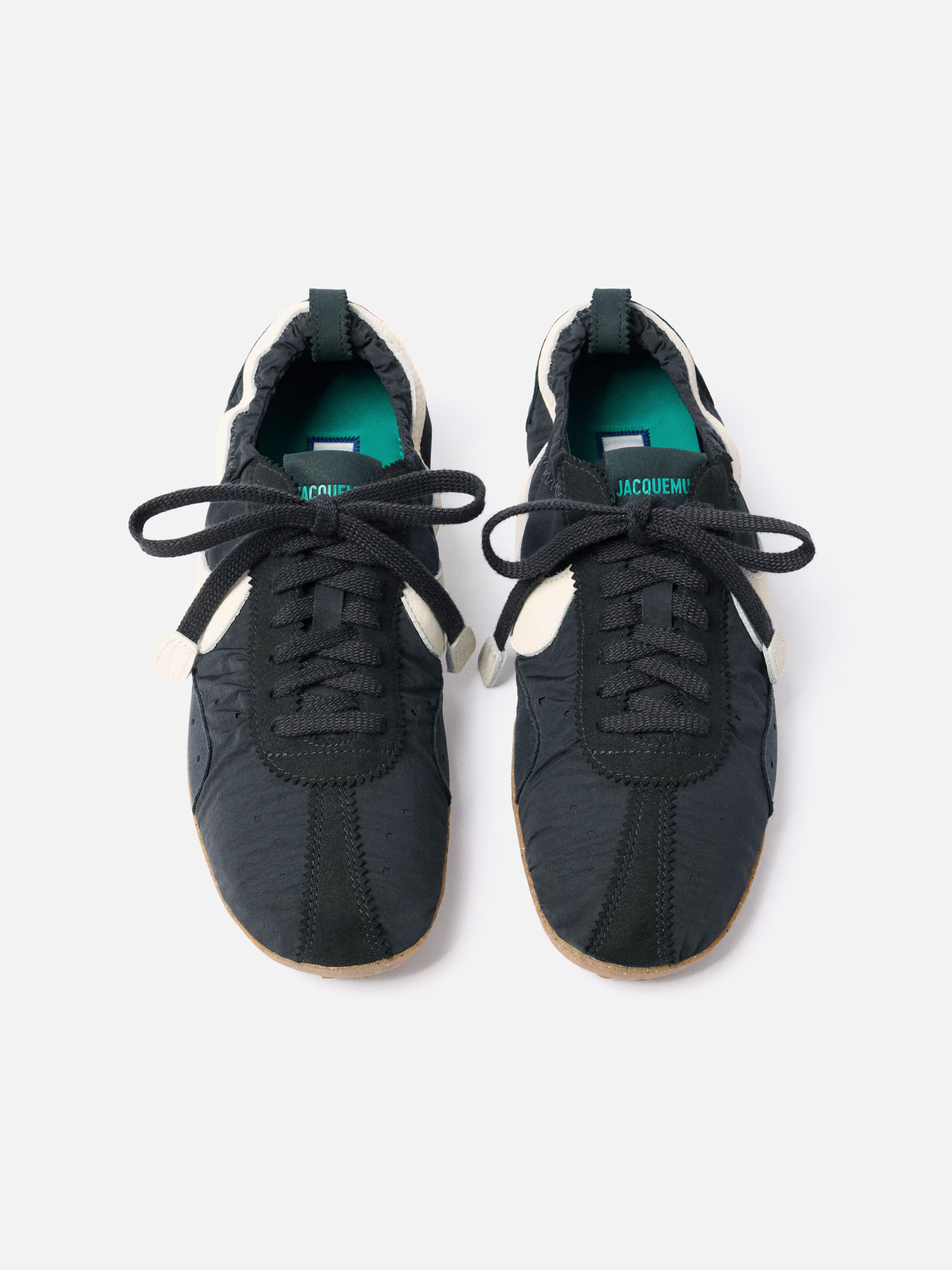 새로운 러닝화 떴다?!👟
자크뮈스와 나이키가 재해석한 1972년 러닝화'🌕문 슈즈

자크뮈스와 나이키가 올해 초 런웨이에서 공개됐죠. 1972년 빌 바우어맨이 개발한 전설적 러닝화 ‘문 슈즈’를 현대적으로 재해석해 올가을 선보입니다.

3가지 컬러로 출시되며, 공식 가격은 239,000원(약 180유로)입니다. 달 표면을 닮은 전통적 와플 아웃솔과 미니멀한 나일론 어퍼, 발목 밴드 디테일이 특징입니다.

많은 기대를 모으고 있는 이번 콜라보는 9월 29일 자크뮈스 웹사이트에서 먼저 공개된 뒤, 10월 6일 나이키 SNKRS 및 글로벌 리테일러로 확대 출시됩니다. 이미지8