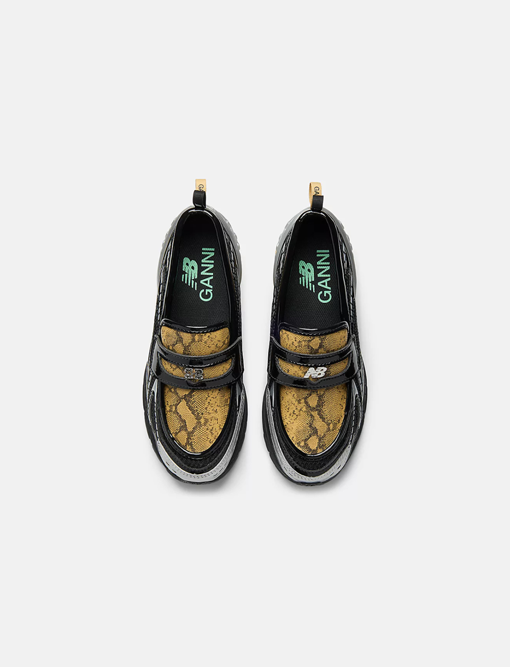 뉴발란스와 가니가 만났다고?😮
운동화일까 로퍼일까👟👞그 매력에 빠져 헤어 나올 수 없을 거야

최근 뉴발란스와 가니의 새로운 협업 소식을 알고 있었나요?

이 협업 속 운동화는 아직 발매 전인 1906L 폴 리프인데요. 자칫하면 로퍼처럼 보이는 이 신발은 가니의 1906 로퍼 실루엣을 재해석한 아이템입니다.

러닝화에 쓰이는 ABZORB SBS 파드 밑창으로 편안한 착화감을 주고, 가니 특유의 스네이크 패턴과 합성 오버레이가 더해져 한층 개성 넘치죠. 여기에 메탈 장식과 뉴발란스 로고가 들어간 스트랩 디테일까지 더해져 과감하면서도 세련된 분위기를 완성했습니다.

블랙과 실버 메탈릭이 어우러진 이 운동화는 편안함과 로퍼의 클래식한 무드를 동시에 담은 독특한 아이템입니다. 9월 30일 정식 발매 예정이니, 이번 가을 색다른 슈즈를 찾고 있다면 눈여겨보세요. 이미지2