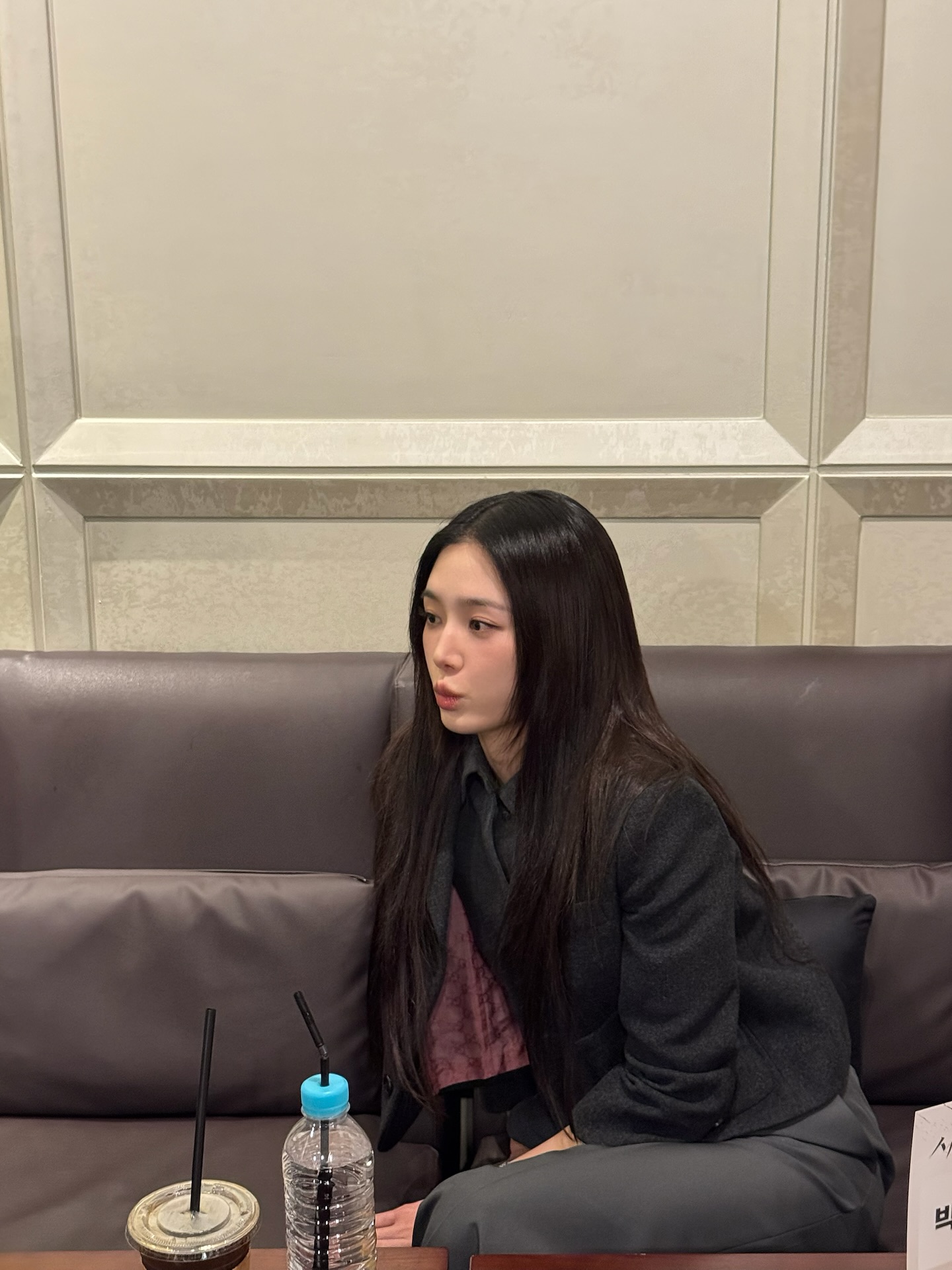 가을 옷 고민이라면 기본템부터 챙기자🤍
한 번 사면 10년은 뽕뽑는 장기근속템💡🎶블레이저 장만하자
출근룩부터 데일리룩까지 활용 가능한 클래식한 기본템을 장만하기 전, 이 아이템들을 참고해 보세요.
1. 구찌 헤비 울 플란넬 재킷, 400만 원대
박규영이 착용한 재킷은 부드럽고 포근한 울 플라넬 소재를 활용했으며, 단정한 테일러드 핏과 노치 라펠, 핑크색 안감이 특징이죠. 밝은 톤의 그레이 셔츠와 슬랙스에 매치하면 톤온톤 느낌의 클래식한 룩을 완성할 수 있습니다.
2. 알로 퍼스트 클래스 블레이저, 30만 원대
닝닝이 입은 오버핏 블레이저는 숄더 패드로 자연스러운 실루엣을 살리고, 부드럽고 가벼운 수트 원단을 활용한 제품입니다. 클래식한 라펠과 팔 부분의 브랜드 로고가 특징이죠. 레더 팬츠와 민소매를 매치하면 시크하고 모던한 룩을 연출할 수 있습니다. 이미지3