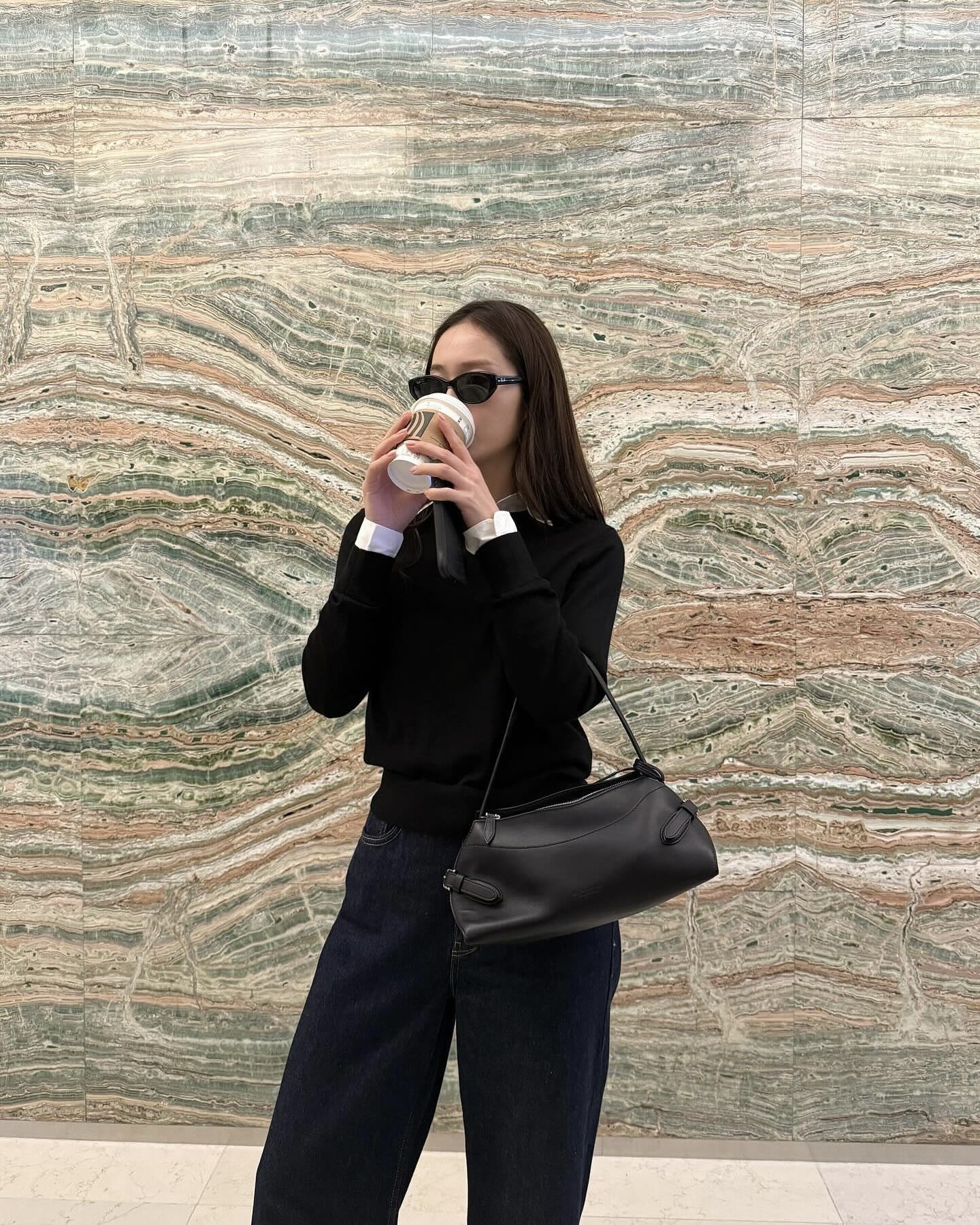 간절기엔 토트백이 필수지🤎 한 손에 들기 좋은 데일리 3가지 추천👜 탐 나지 않아?🥰  간절기에 들기 좋은 토트백, 지금 소개해드릴게요.  1. 랄프로렌 랄프 카프스킨 숄더백, 400만 원대 2025 스프링 패션쇼에서 첫 공개된 컬렉션 백으로, 세련된 상단 핸들과 로고가 새겨진 카프스킨 소재가 돋보입니다. 크리스탈은 블랙 니트에 화이트 셔츠를 레이어드해 모던한 데일리룩을 완성했습니다.  2. 셀린 스마일링 러기지, 500만 원대 아이코닉 러기지 백을 재해석한 디자인으로, 곡선 지퍼 디테일의 스마일 라인이 특징입니다. 골드 톤 하드웨어가 더해져 고급스러운 매력을 더하는데요. 수지는 네이비 가디건과 데님 팬츠에 레드 플랫 슈즈를 매치해 캐주얼한 데일리룩을 연출했습니다.  3. 미우미우 에이어스 가죽 보 백, 700만 원대 파이톤 가죽의 은은한 광택과 메탈 로고, 골드 하드웨어가 포인트인 피스타치오  보 백입니다. 조이는 블랙 니트 가디건에 데님 쇼츠를 매치해 캐주얼한 데일리룩을 완성했습니다. 이미지