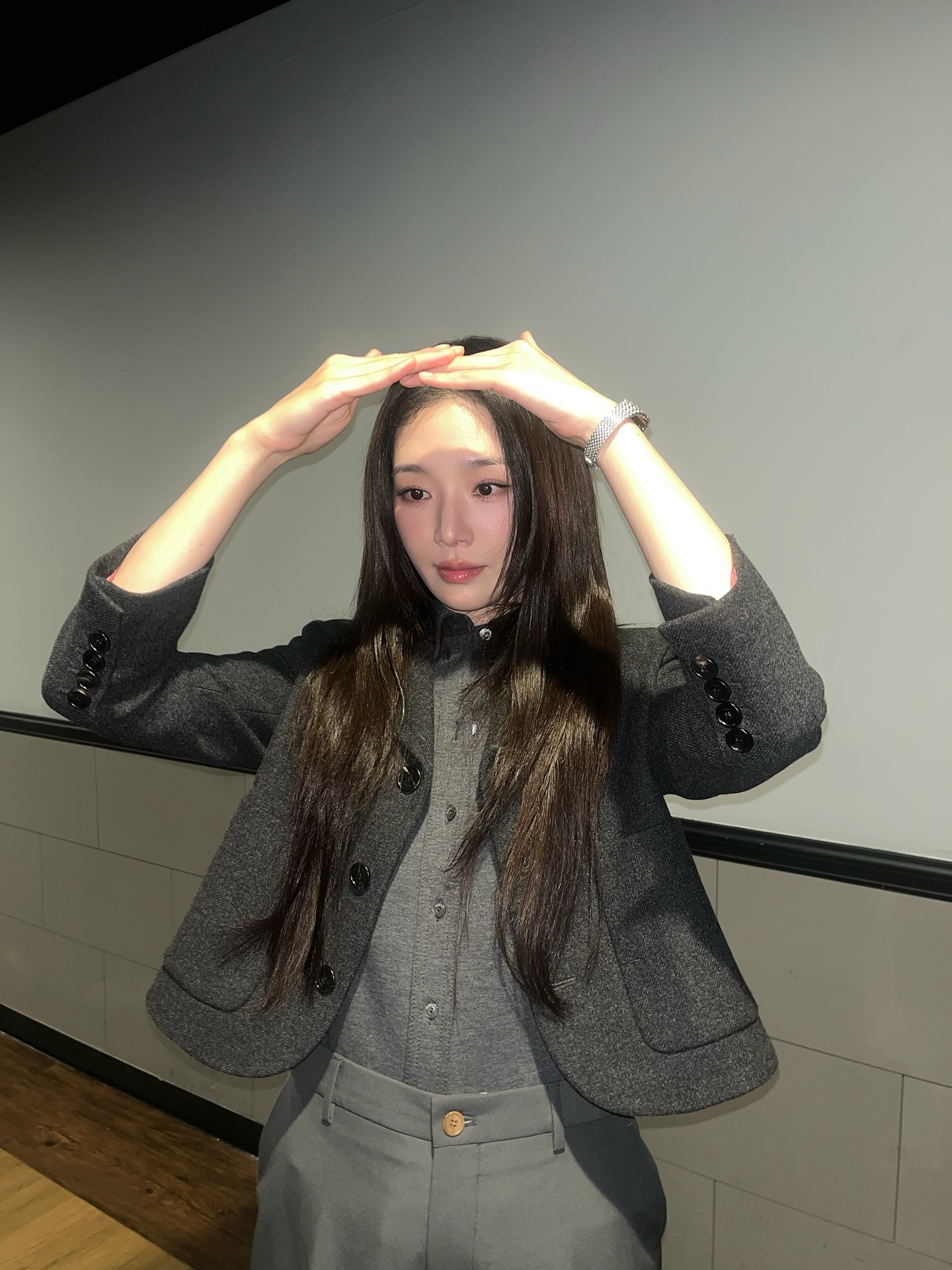 가을 옷 고민이라면 기본템부터 챙기자🤍 한 번 사면 10년은 뽕뽑는 장기근속템💡🎶블레이저 장만하자  출근룩부터 데일리룩까지 활용 가능한 클래식한 기본템을 장만하기 전, 이 아이템들을 참고해 보세요.  1. 구찌 헤비 울 플란넬 재킷, 400만 원대 박규영이 착용한 재킷은 부드럽고 포근한 울 플라넬 소재를 활용했으며, 단정한 테일러드 핏과 노치 라펠, 핑크색 안감이 특징이죠. 밝은 톤의 그레이 셔츠와 슬랙스에 매치하면 톤온톤 느낌의 클래식한 룩을 완성할 수 있습니다.  2. 알로 퍼스트 클래스 블레이저, 30만 원대 닝닝이 입은 오버핏 블레이저는 숄더 패드로 자연스러운 실루엣을 살리고, 부드럽고 가벼운 수트 원단을 활용한 제품입니다. 클래식한 라펠과 팔 부분의 브랜드 로고가 특징이죠. 레더 팬츠와 민소매를 매치하면 시크하고 모던한 룩을 연출할 수 있습니다. 이미지