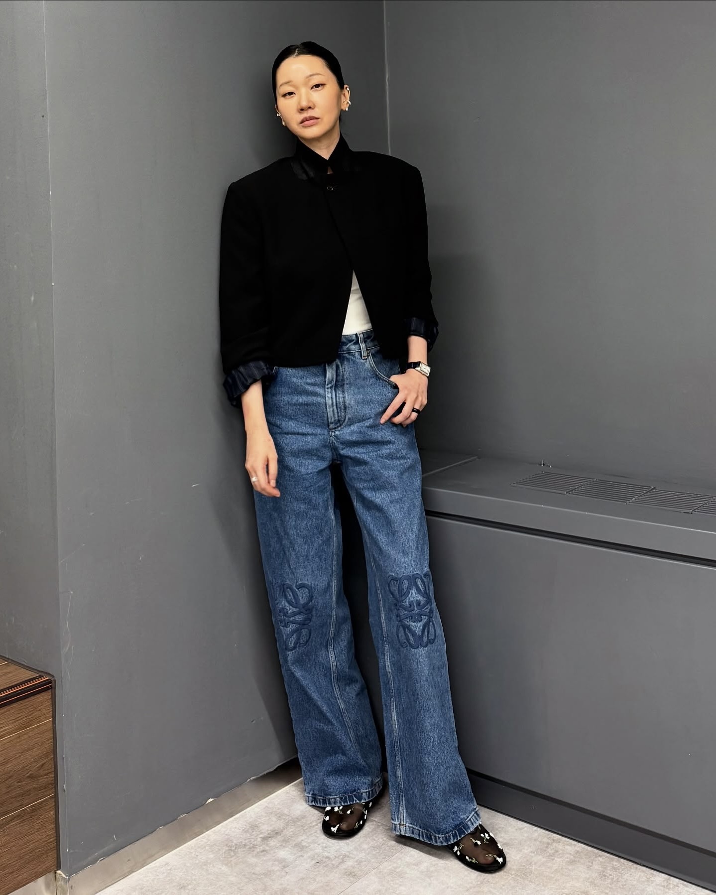 지금 계절의 머스트해브 아이템👖
가을에 잘 어울리는 데님 3가지, 놓치면 후회할걸?🤎🍂

가을하면 빠질 수 없는 데님 팬츠, 지금 소개해드릴게요.

1. 로에베 아나그램 배기 진스, 100만 원대
중청 코튼 데님으로 제작된 루즈 핏 팬츠로, 무릎에 로에베의 시그니처 자수가 더해진 디자인입니다. 미드 웨이스트와 버튼 플라이 디테일이 특징으로, 장윤주는 블랙 크롭 아우터와 매치해 세련된 아웃핏을 완성했습니다.

2. 리바이스 립케이지 와이드 진, 10만 원대
연청 코튼 데님으로 제작된 슈퍼 하이라이즈 실루엣의 팬츠로, 다리가 길어 보이고 힙과 허리 라인을 돋보이게 해줍니다. 제시카는 플라워 자수 가디건과 화이트 플랫 슈즈를 매치해 여성스럽고 캐주얼한 데일리룩을 완성했습니다.

3. 가니 미드 블루 빈티지, 40만 원대
미드 블루 빈티지 컬러의 데님 팬츠로, 플리츠 핀턱 디테일이 포인트인 아이템입니다. 루즈한 핏과 생지 톤의 컬러가 세련된 무드를 더해주는데요. 공승연은 데님 재킷과 함께 매치해 데님 셋업 스타일을 완성했습니다. 이미지2