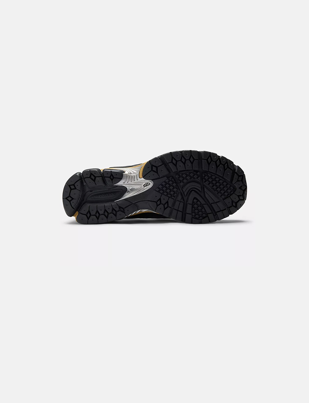 뉴발란스와 가니가 만났다고?😮
운동화일까 로퍼일까👟👞그 매력에 빠져 헤어 나올 수 없을 거야

최근 뉴발란스와 가니의 새로운 협업 소식을 알고 있었나요?

이 협업 속 운동화는 아직 발매 전인 1906L 폴 리프인데요. 자칫하면 로퍼처럼 보이는 이 신발은 가니의 1906 로퍼 실루엣을 재해석한 아이템입니다.

러닝화에 쓰이는 ABZORB SBS 파드 밑창으로 편안한 착화감을 주고, 가니 특유의 스네이크 패턴과 합성 오버레이가 더해져 한층 개성 넘치죠. 여기에 메탈 장식과 뉴발란스 로고가 들어간 스트랩 디테일까지 더해져 과감하면서도 세련된 분위기를 완성했습니다.

블랙과 실버 메탈릭이 어우러진 이 운동화는 편안함과 로퍼의 클래식한 무드를 동시에 담은 독특한 아이템입니다. 9월 30일 정식 발매 예정이니, 이번 가을 색다른 슈즈를 찾고 있다면 눈여겨보세요. 이미지8