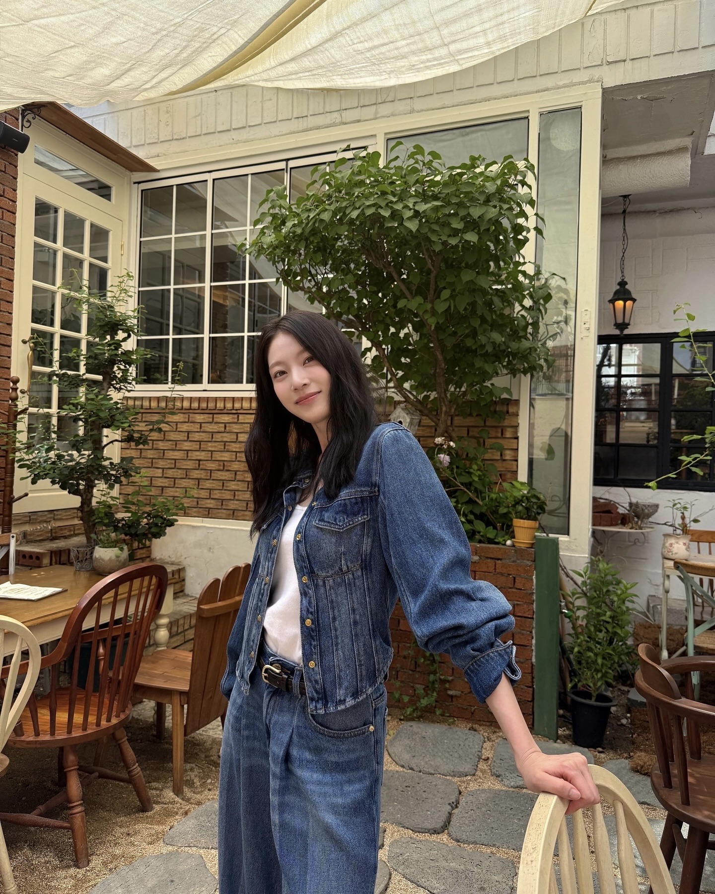 지금 계절의 머스트해브 아이템👖
가을에 잘 어울리는 데님 3가지, 놓치면 후회할걸?🤎🍂

가을하면 빠질 수 없는 데님 팬츠, 지금 소개해드릴게요.

1. 로에베 아나그램 배기 진스, 100만 원대
중청 코튼 데님으로 제작된 루즈 핏 팬츠로, 무릎에 로에베의 시그니처 자수가 더해진 디자인입니다. 미드 웨이스트와 버튼 플라이 디테일이 특징으로, 장윤주는 블랙 크롭 아우터와 매치해 세련된 아웃핏을 완성했습니다.

2. 리바이스 립케이지 와이드 진, 10만 원대
연청 코튼 데님으로 제작된 슈퍼 하이라이즈 실루엣의 팬츠로, 다리가 길어 보이고 힙과 허리 라인을 돋보이게 해줍니다. 제시카는 플라워 자수 가디건과 화이트 플랫 슈즈를 매치해 여성스럽고 캐주얼한 데일리룩을 완성했습니다.

3. 가니 미드 블루 빈티지, 40만 원대
미드 블루 빈티지 컬러의 데님 팬츠로, 플리츠 핀턱 디테일이 포인트인 아이템입니다. 루즈한 핏과 생지 톤의 컬러가 세련된 무드를 더해주는데요. 공승연은 데님 재킷과 함께 매치해 데님 셋업 스타일을 완성했습니다. 이미지4