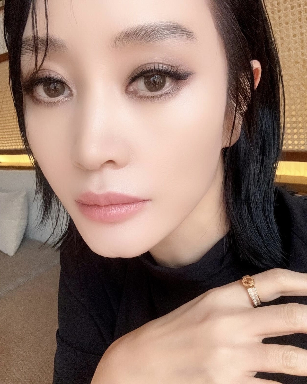 스모키로 한층 더 쿨해진 언니들👀 한 번 보면 헤어나올 수 없는 스모키 마법🧚🏻😎그 매력에 빠져보자 이미지