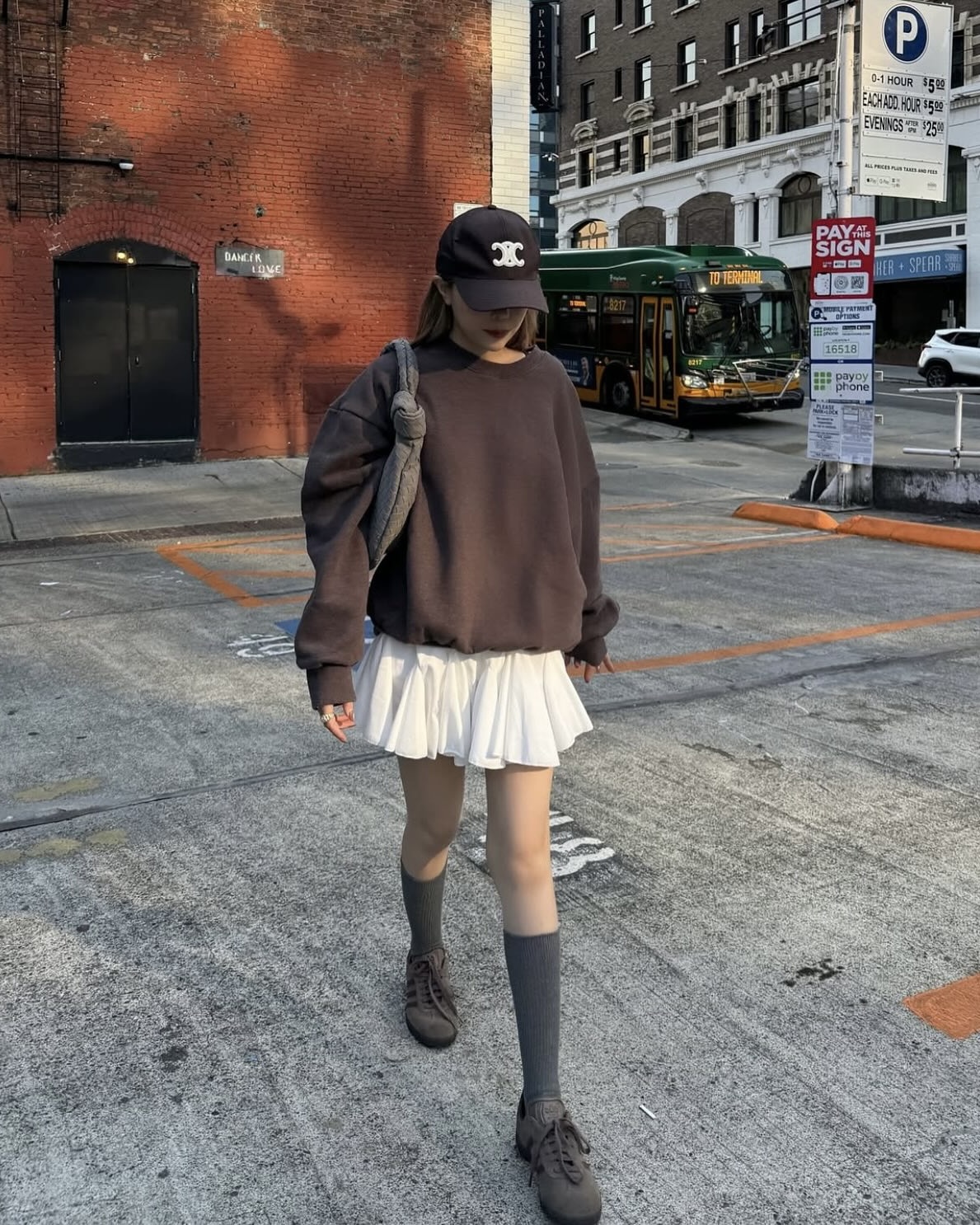 편해서 자꾸 손이 가는 데일리템✅
누구나 쉽게 스타일링 하기 좋은 무지 맨투맨🖤🤍참고해 보자 이미지3