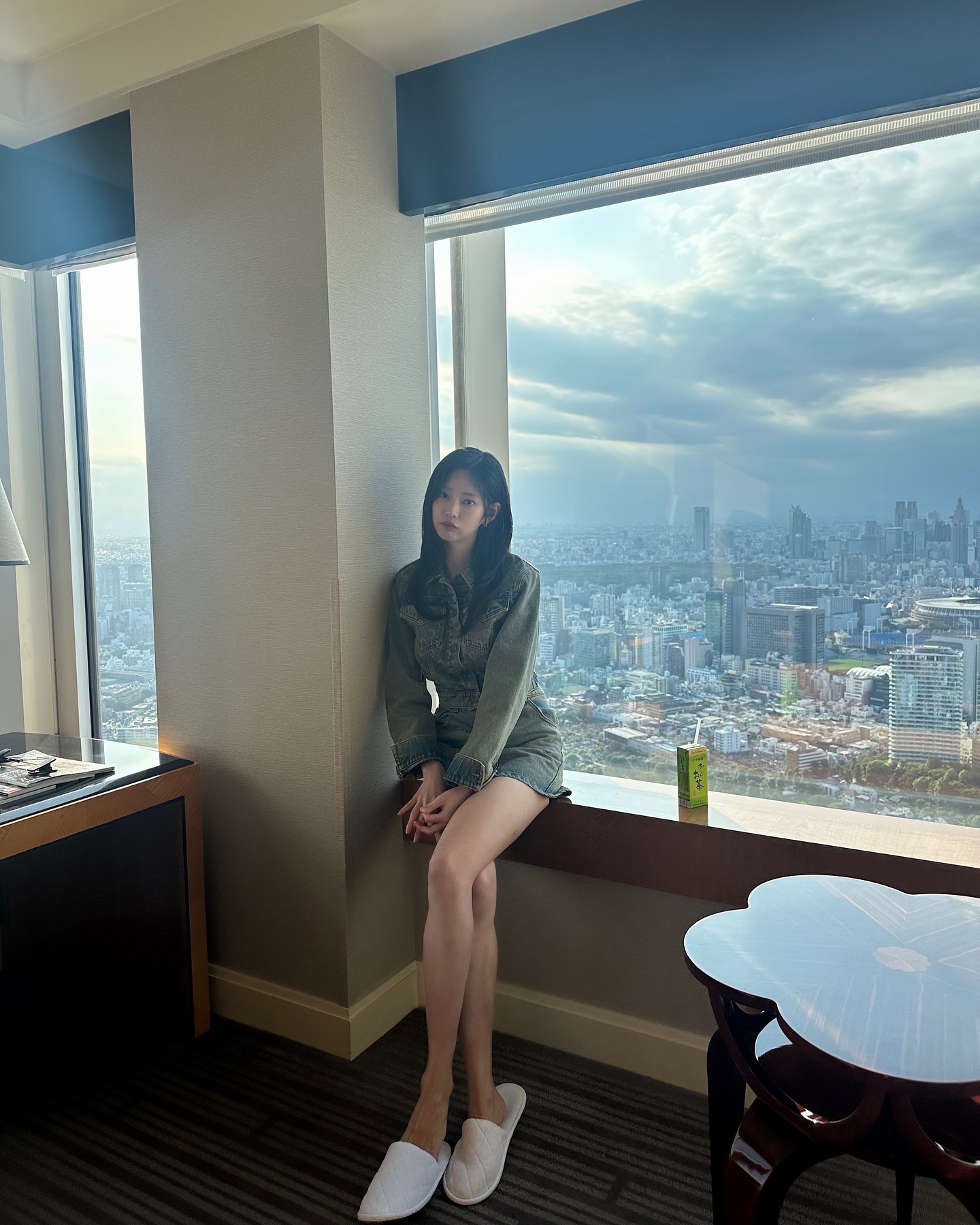하나만 고르기 힘들걸?💙
취향별로 준비한 간절기 데님 자켓 3가지🧥✨

간절기에 입기 좋은 아우터, 지금 소개해드릴게요.

1. 가니 데님 코르셋 셔츠, 40만 원대
공승연이 착용한 데님 셔츠는 크롭 기장의 코르셋 디테일과 곡선 소매가 특징입니다. 화이트 이너와 데님 팬츠를 셋업으로 매치해 내추럴한 데일리룩을 완성했습니다.

2. 마린세르 문 레이저 크롭 재킷, 100만 원대
김민주가 착용한 데님 재킷은 문 패턴이 새겨진 크롭 기장으로, 프런트 포켓과 버튼 디테일이 특징입니다. 같은 문 패턴 스커트와 셋업으로 매치해 트렌디한 스타일을 완성했습니다.

3. 골든구스 워시드 핑크 보머 데님 재킷, 100만 원대
김유정이 착용한 데님 재킷은 파스텔 핑크 컬러에 밑단 셔링 디테일과 뒷면 더블 스타 장식이 돋보이는 아이템입니다. 블랙 미니 스커트와 매치해 간절기 데일리룩을 완성할 수 있습니다. 이미지5