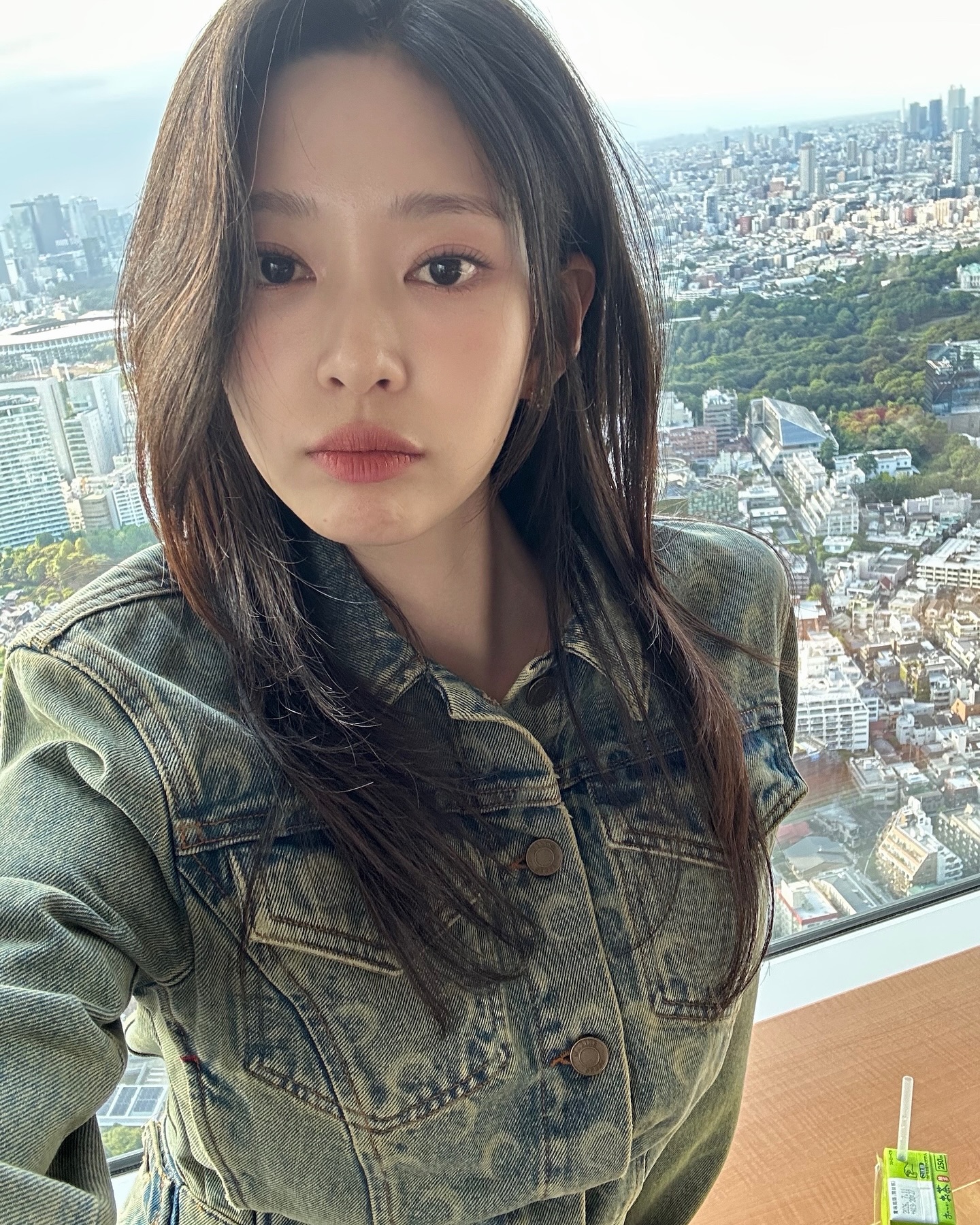 하나만 고르기 힘들걸?💙
취향별로 준비한 간절기 데님 자켓 3가지🧥✨

간절기에 입기 좋은 아우터, 지금 소개해드릴게요.

1. 가니 데님 코르셋 셔츠, 40만 원대
공승연이 착용한 데님 셔츠는 크롭 기장의 코르셋 디테일과 곡선 소매가 특징입니다. 화이트 이너와 데님 팬츠를 셋업으로 매치해 내추럴한 데일리룩을 완성했습니다.

2. 마린세르 문 레이저 크롭 재킷, 100만 원대
김민주가 착용한 데님 재킷은 문 패턴이 새겨진 크롭 기장으로, 프런트 포켓과 버튼 디테일이 특징입니다. 같은 문 패턴 스커트와 셋업으로 매치해 트렌디한 스타일을 완성했습니다.

3. 골든구스 워시드 핑크 보머 데님 재킷, 100만 원대
김유정이 착용한 데님 재킷은 파스텔 핑크 컬러에 밑단 셔링 디테일과 뒷면 더블 스타 장식이 돋보이는 아이템입니다. 블랙 미니 스커트와 매치해 간절기 데일리룩을 완성할 수 있습니다. 이미지4
