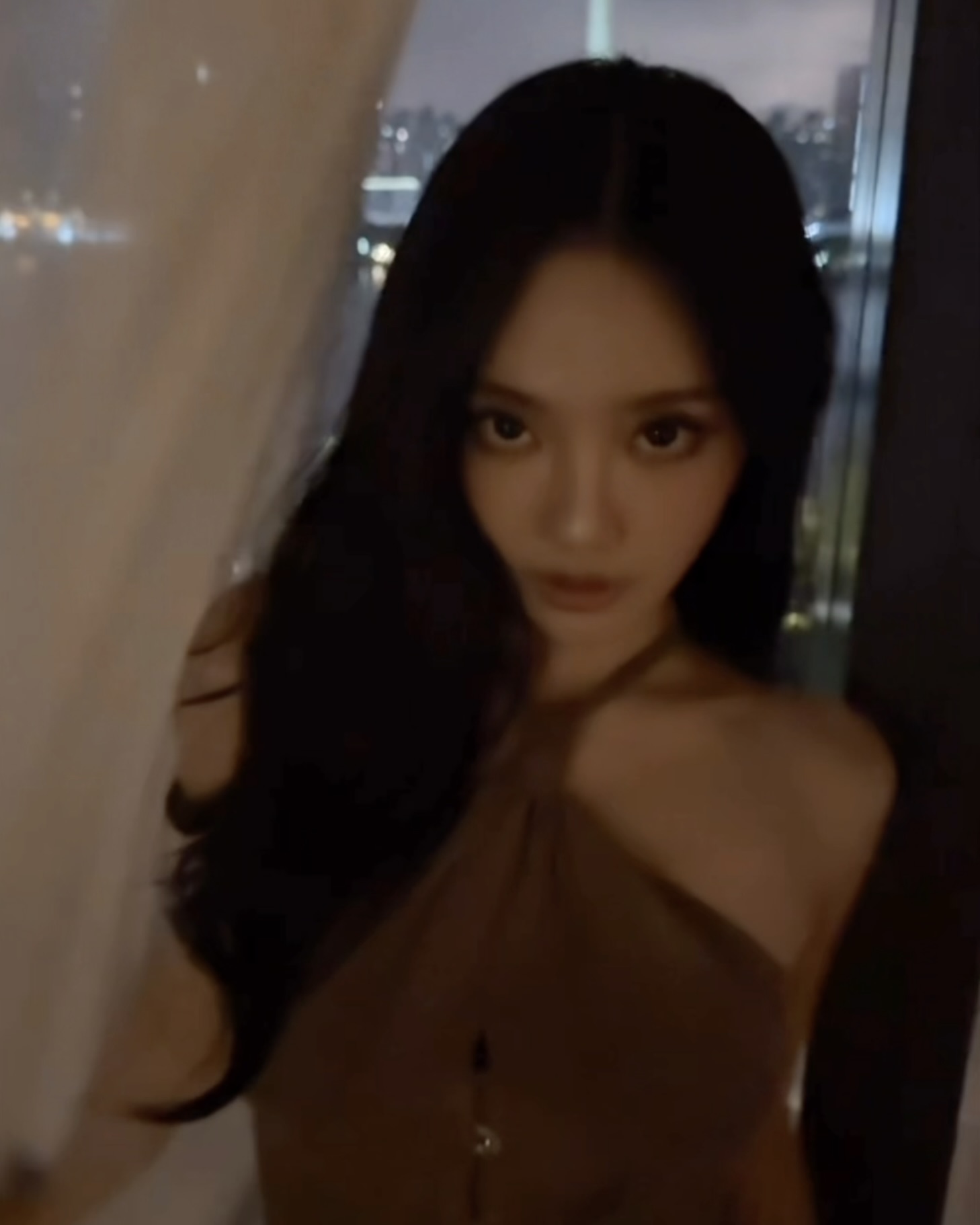 닝닝의 애착 향수를 소개합니다🖤 한 번 뿌리면 100% 향따 당하는 닝닝 향수  4가지🫧✨  선선한 가을에 뿌리기 좋은 향수, 지금 소개해드릴게요.  1. 마르지엘라 재즈클럽 레몬과 핑크페퍼의 조합으로 상큼하게 시작해, 럼과 우디향이 더해져 재즈 클럽의 따뜻한 무드를 떠올리게 합니다. 시가와 바닐라빈의 달콤한 조합은 우아한 매력을 남겨줍니다.  2. 불가리 맨 레인 에센스, 20만 원대 상큼한 그린 티와 오렌지 에센스로 시작해, 투명한 화이트 로터스 어코드와 우아한 크리스탈 머스크가 조화를 이룹니다. 베이스 노트는 미네랄 앰버와 우디향이 어우러져 비가 지난 뒤 신선한 공기의 잔향을 남깁니다.  3. 톰포드 패뷸러스, 50만 원대 비터 아몬드와 아이리스의 파우더리한 향에 레더와 세이지가 더해져 강렬하고 세련된 무드를 담은 향입니다. 바닐라와 우디한 잔향이 어우러져 퇴폐적이면서도 고급스러운 매력을 완성합니다.  4. 크리드 실버 마운틴 워터, 40만 원대 베르가못과 블랙커런트의 상큼한 시트러스가 맑은 인상을 주고, 바닷바람이 더해져 투명한 무드를 완성합니다. 머스크와 샌달우드는 알프스 설산의 차가운 공기를 닮은 부드러운 잔향을 남깁니다. 이미지