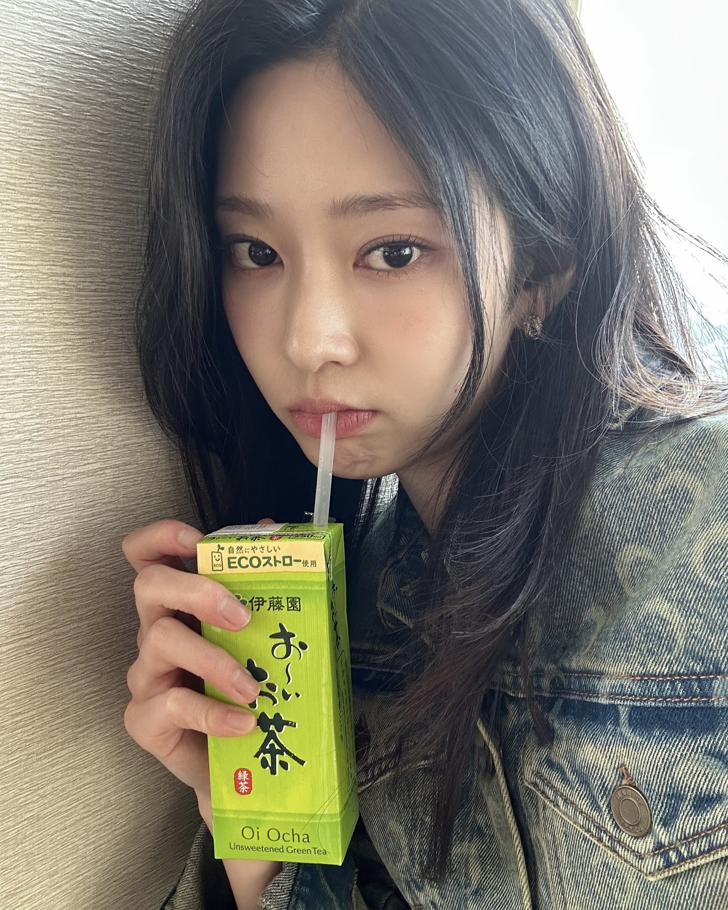 하나만 고르기 힘들걸?💙
취향별로 준비한 간절기 데님 자켓 3가지🧥✨

간절기에 입기 좋은 아우터, 지금 소개해드릴게요.

1. 가니 데님 코르셋 셔츠, 40만 원대
공승연이 착용한 데님 셔츠는 크롭 기장의 코르셋 디테일과 곡선 소매가 특징입니다. 화이트 이너와 데님 팬츠를 셋업으로 매치해 내추럴한 데일리룩을 완성했습니다.

2. 마린세르 문 레이저 크롭 재킷, 100만 원대
김민주가 착용한 데님 재킷은 문 패턴이 새겨진 크롭 기장으로, 프런트 포켓과 버튼 디테일이 특징입니다. 같은 문 패턴 스커트와 셋업으로 매치해 트렌디한 스타일을 완성했습니다.

3. 골든구스 워시드 핑크 보머 데님 재킷, 100만 원대
김유정이 착용한 데님 재킷은 파스텔 핑크 컬러에 밑단 셔링 디테일과 뒷면 더블 스타 장식이 돋보이는 아이템입니다. 블랙 미니 스커트와 매치해 간절기 데일리룩을 완성할 수 있습니다. 이미지6