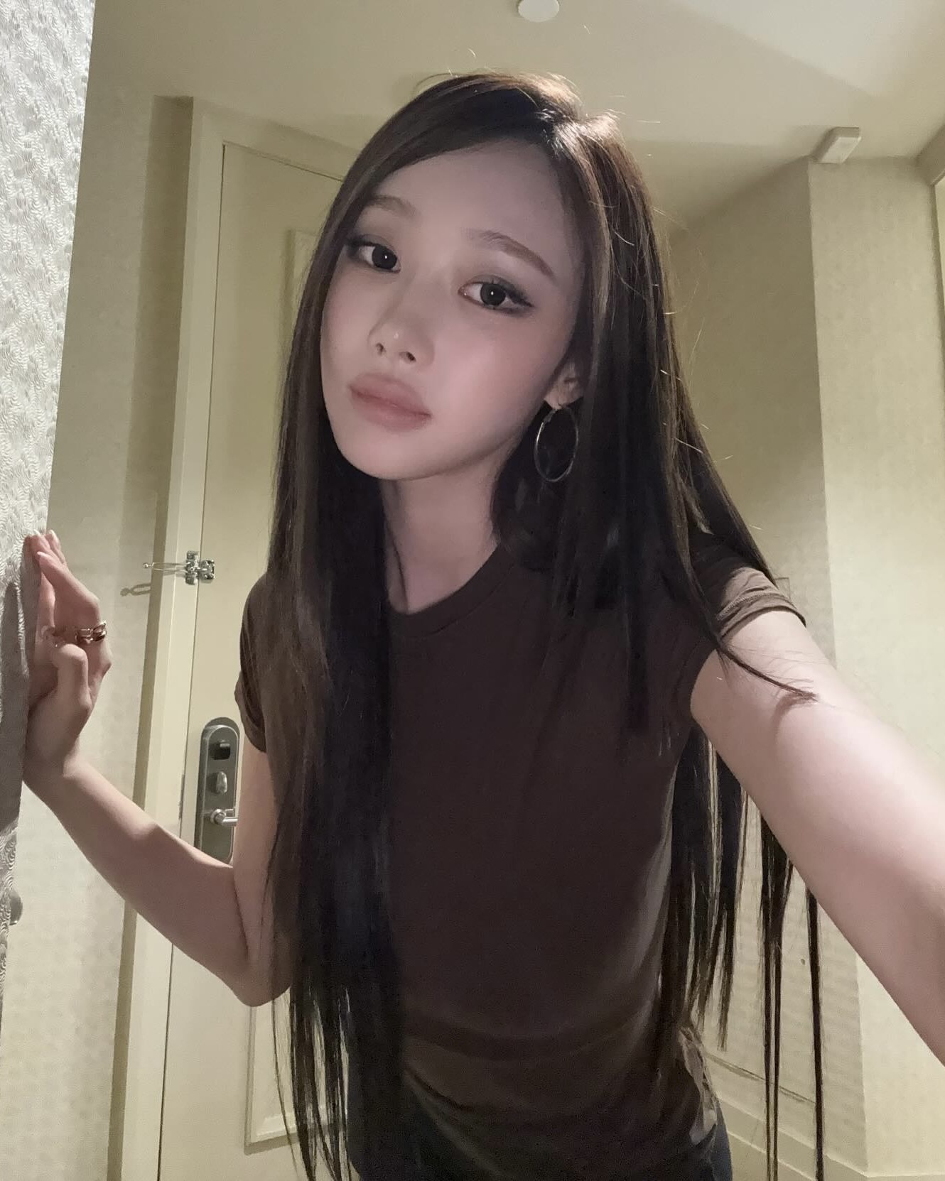 스모키로 한층 더 쿨해진 언니들👀
한 번 보면 헤어나올 수 없는 스모키 마법🧚🏻😎그 매력에 빠져보자 이미지7