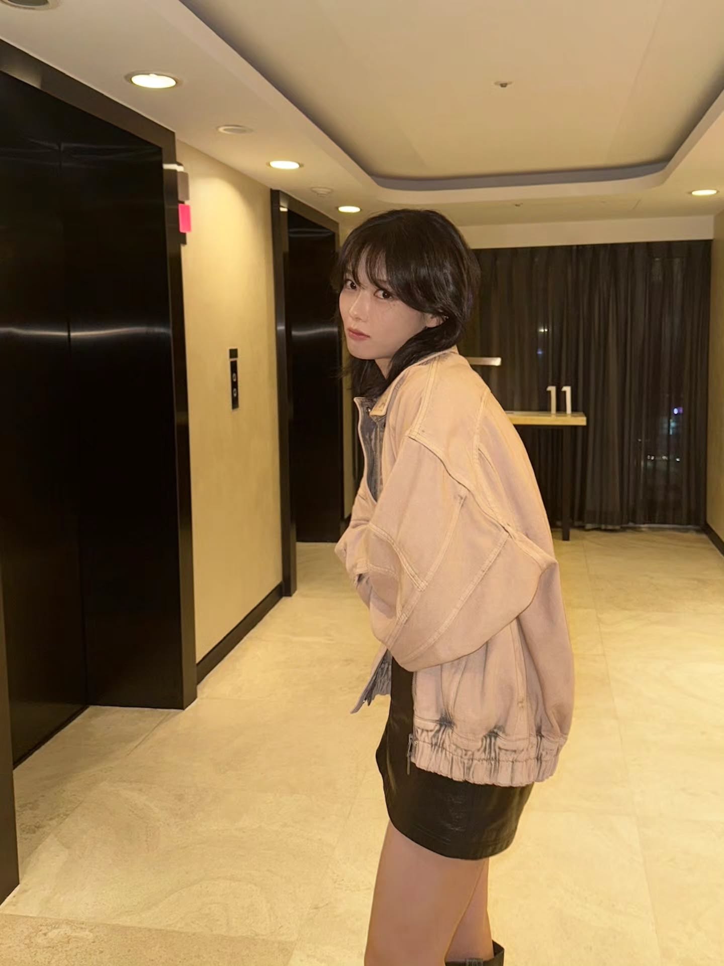 하나만 고르기 힘들걸?💙
취향별로 준비한 간절기 데님 자켓 3가지🧥✨

간절기에 입기 좋은 아우터, 지금 소개해드릴게요.

1. 가니 데님 코르셋 셔츠, 40만 원대
공승연이 착용한 데님 셔츠는 크롭 기장의 코르셋 디테일과 곡선 소매가 특징입니다. 화이트 이너와 데님 팬츠를 셋업으로 매치해 내추럴한 데일리룩을 완성했습니다.

2. 마린세르 문 레이저 크롭 재킷, 100만 원대
김민주가 착용한 데님 재킷은 문 패턴이 새겨진 크롭 기장으로, 프런트 포켓과 버튼 디테일이 특징입니다. 같은 문 패턴 스커트와 셋업으로 매치해 트렌디한 스타일을 완성했습니다.

3. 골든구스 워시드 핑크 보머 데님 재킷, 100만 원대
김유정이 착용한 데님 재킷은 파스텔 핑크 컬러에 밑단 셔링 디테일과 뒷면 더블 스타 장식이 돋보이는 아이템입니다. 블랙 미니 스커트와 매치해 간절기 데일리룩을 완성할 수 있습니다. 이미지8