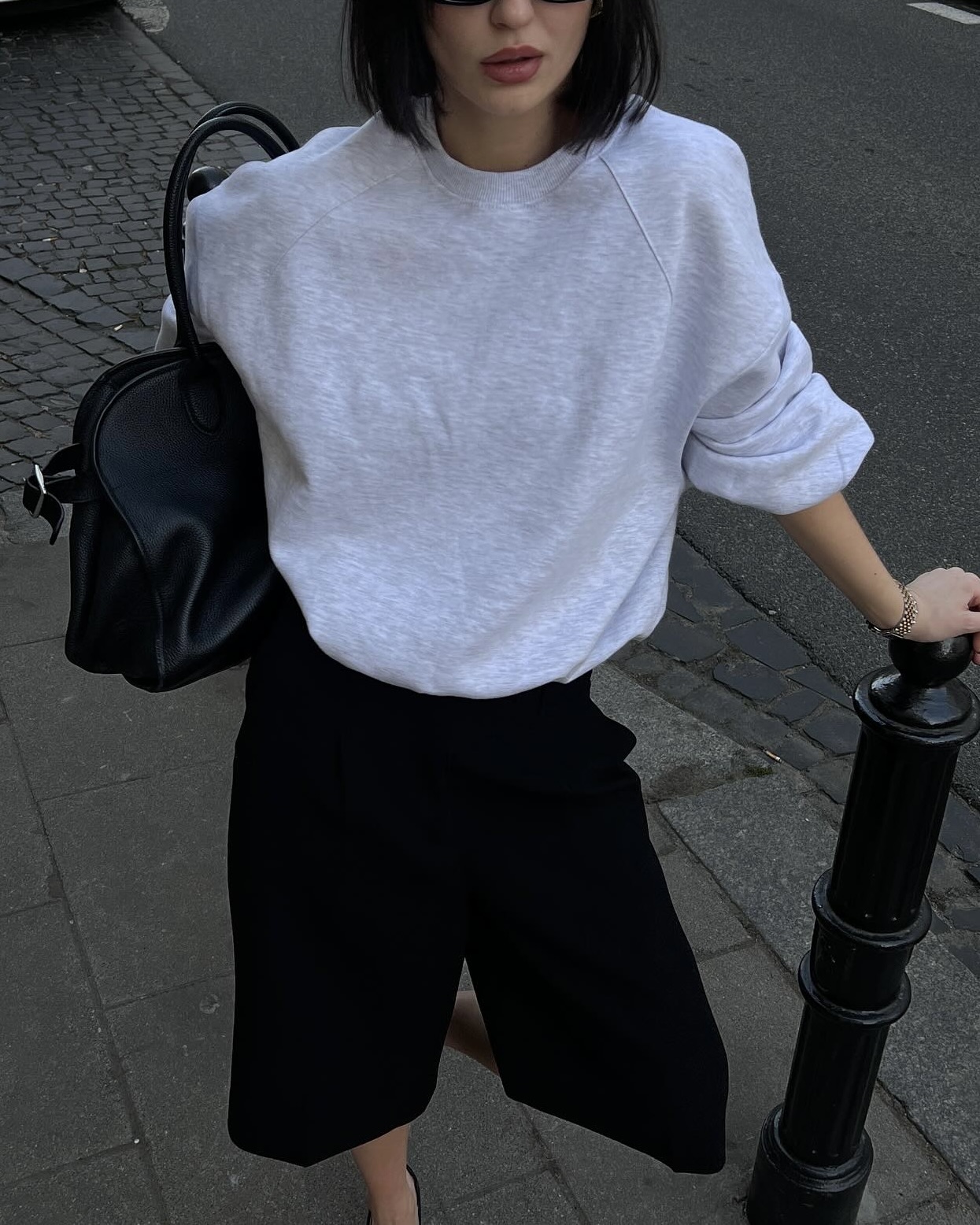 편해서 자꾸 손이 가는 데일리템✅
누구나 쉽게 스타일링 하기 좋은 무지 맨투맨🖤🤍참고해 보자 이미지2